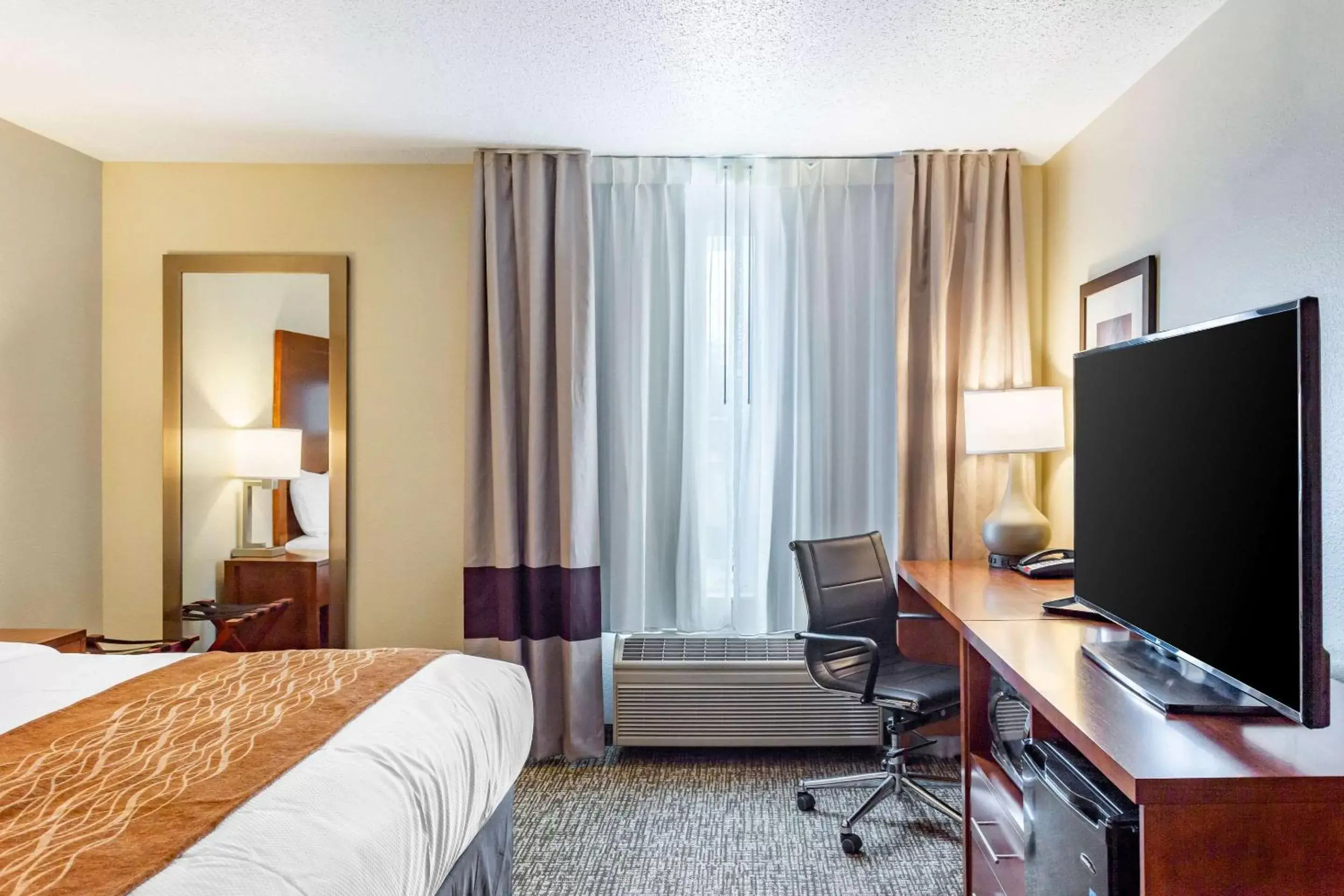 Photo of the whole room, TV/Entertainment Center in Comfort Inn DeKalb - Adjacent the University