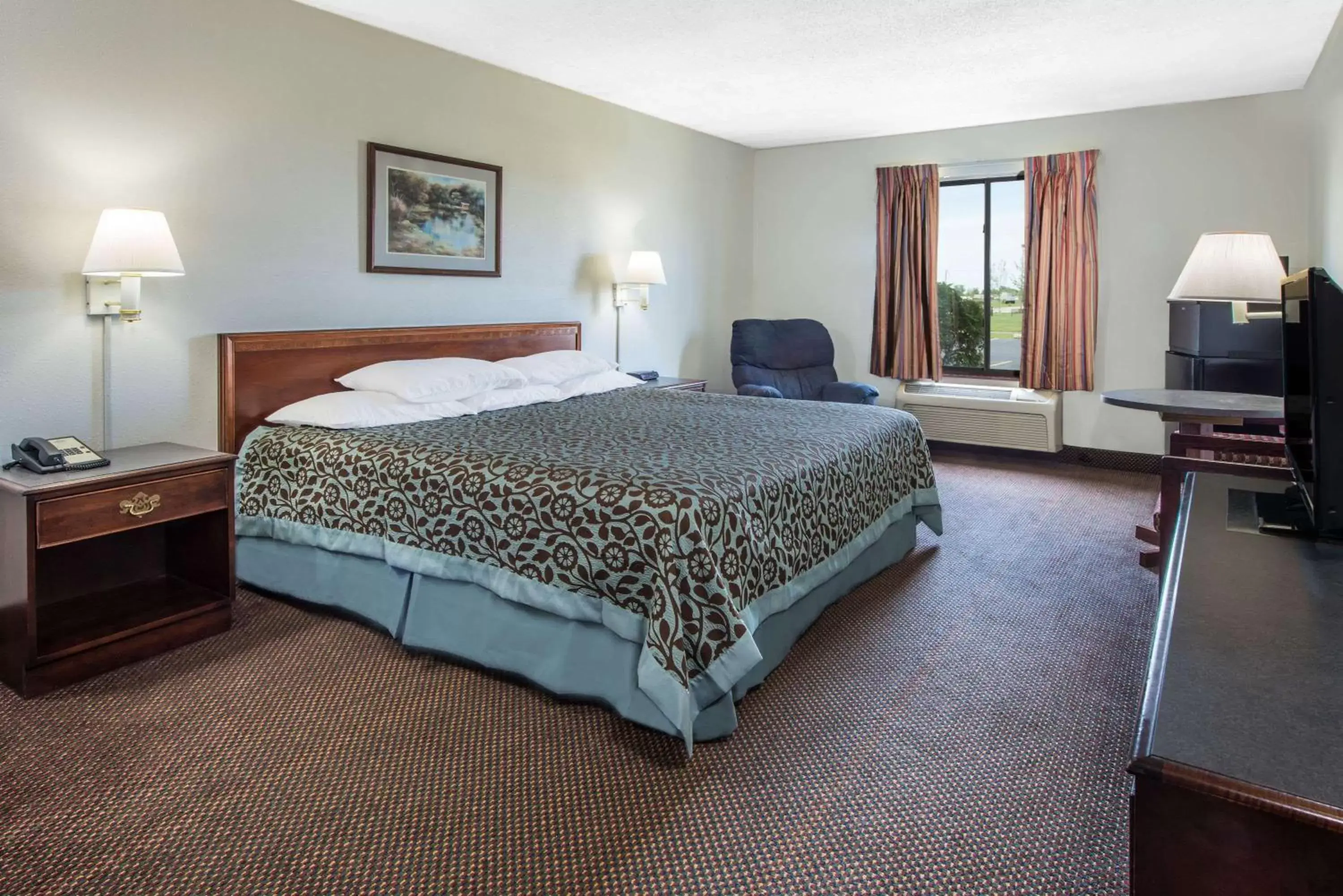Photo of the whole room, Bed in Days Inn by Wyndham Pontoon Beach