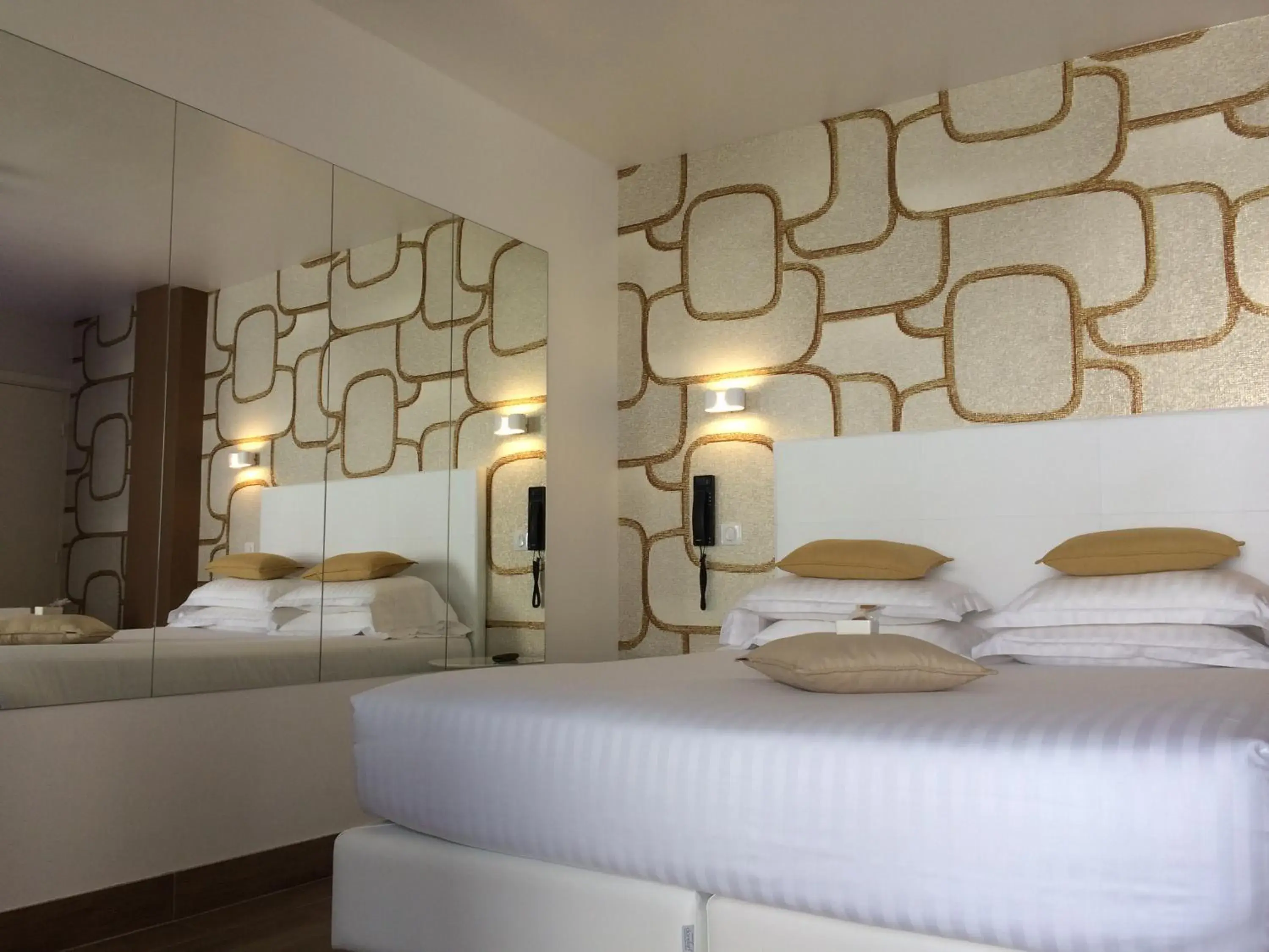 Hot Tub, Bed in Hotel Villa Rose Hot Tub, Bed in Hotel Villa Rose