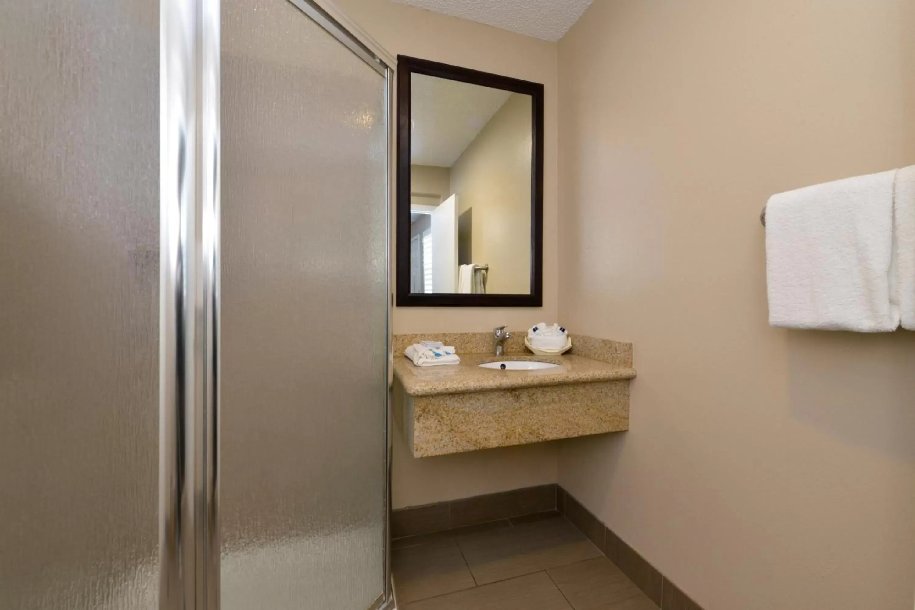 Bathroom in Pacific Shores Inn - Morro Bay