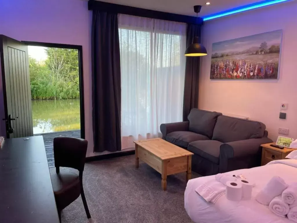 Bedroom, Seating Area in TheWaterfrontLodges