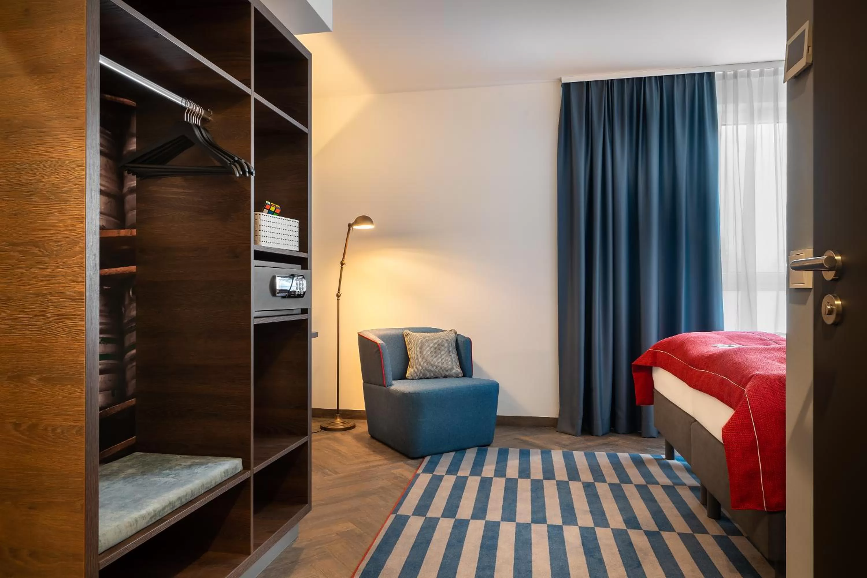 Photo of the whole room, Bed in Holiday Inn - the niu, Keg Hamburg Ost by IHG