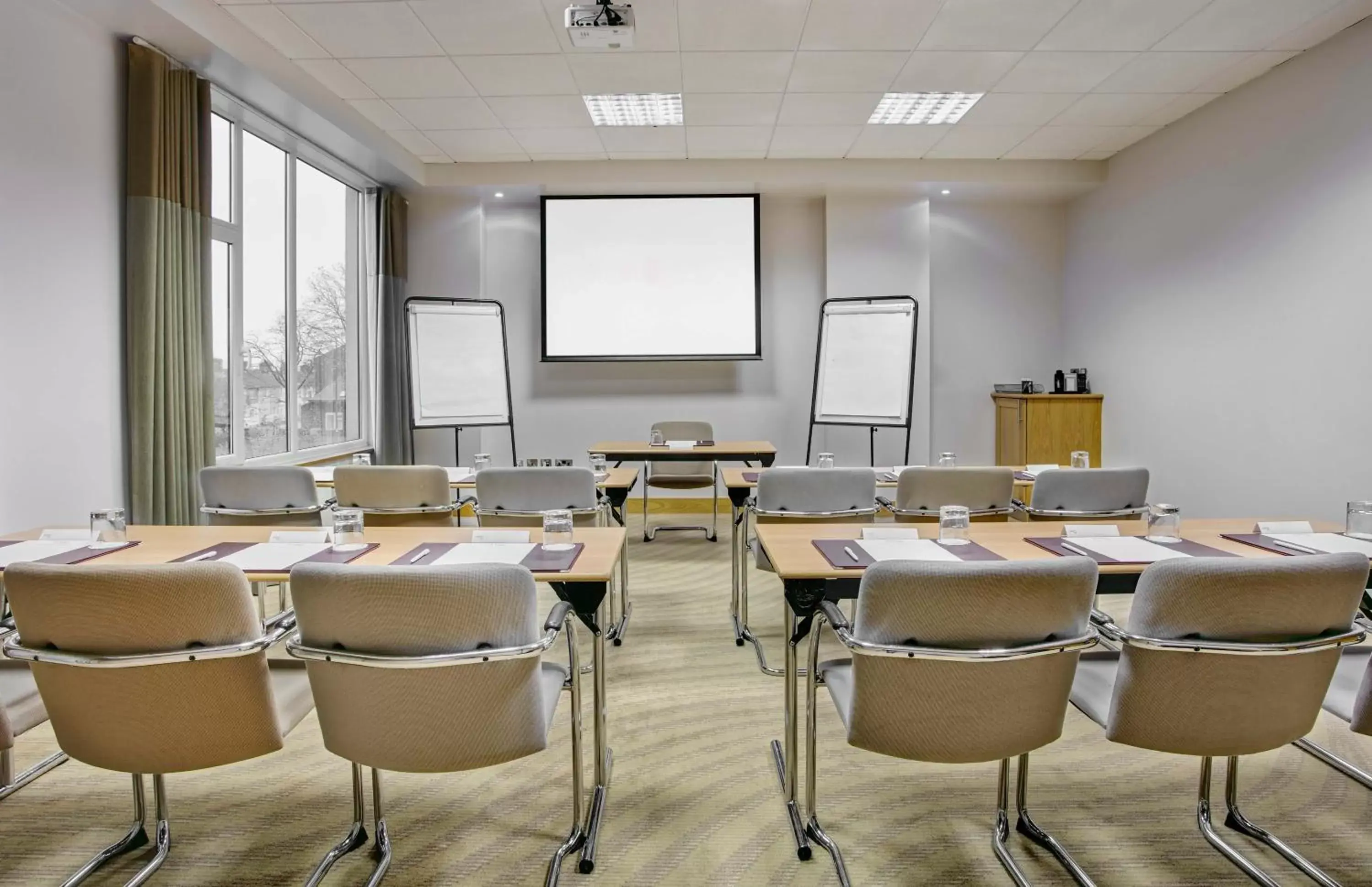 Meeting/conference room, Business Area/Conference Room in Leonardo Hotel Swindon - Formerly Jurys Inn