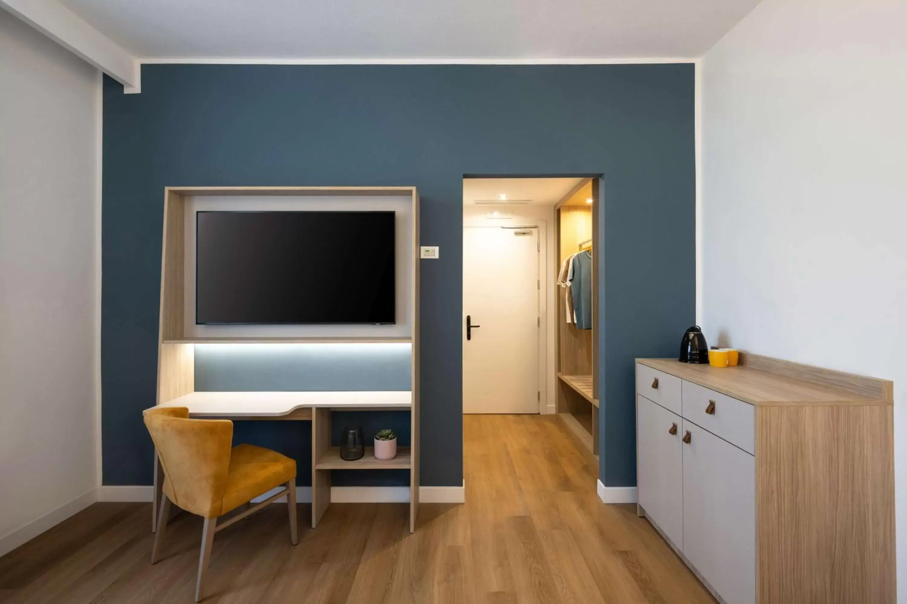 Bedroom, TV/Entertainment Center in Hampton by Hilton Rome North Fiano Romano