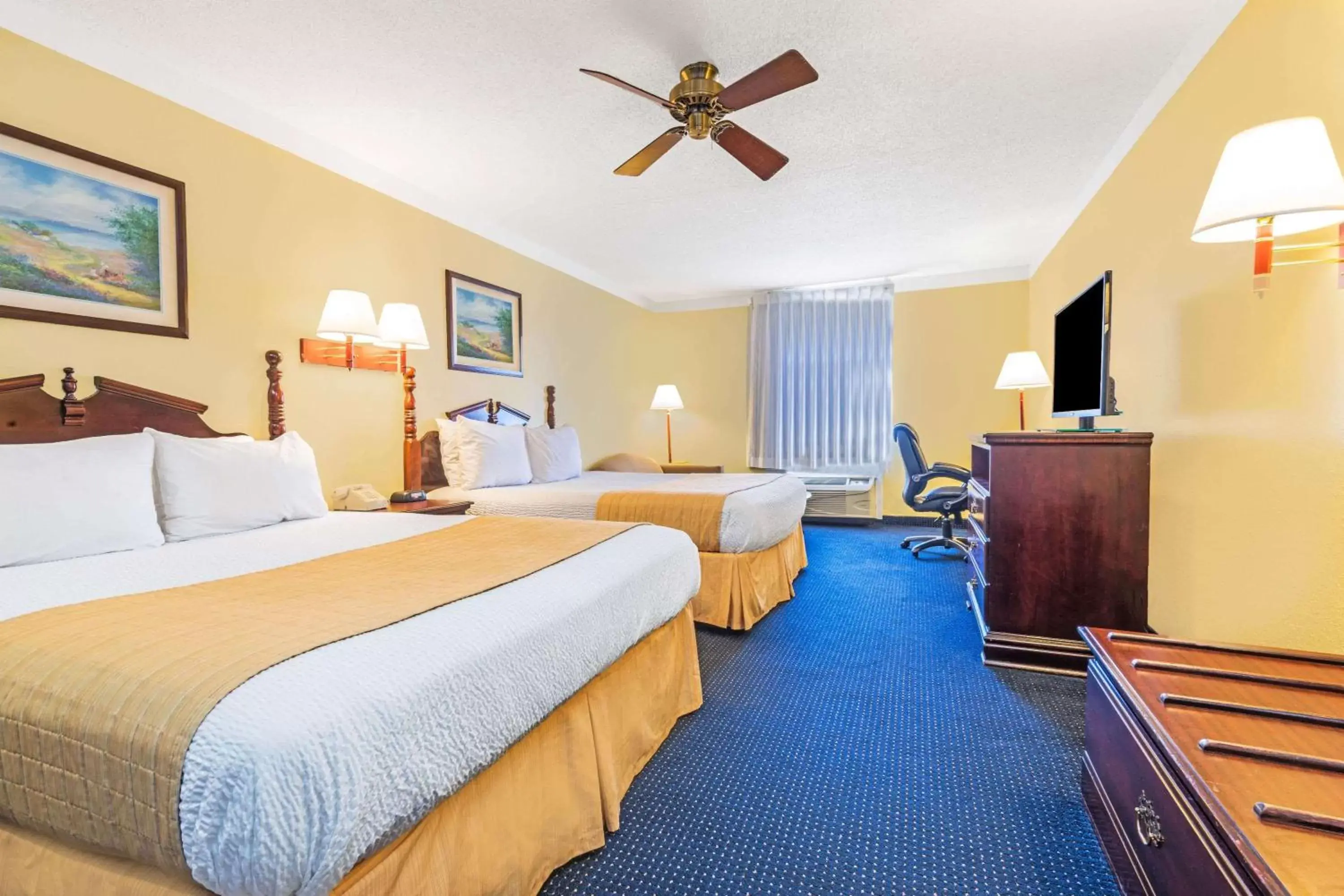 Photo of the whole room, Bed in Days Inn by Wyndham Troy