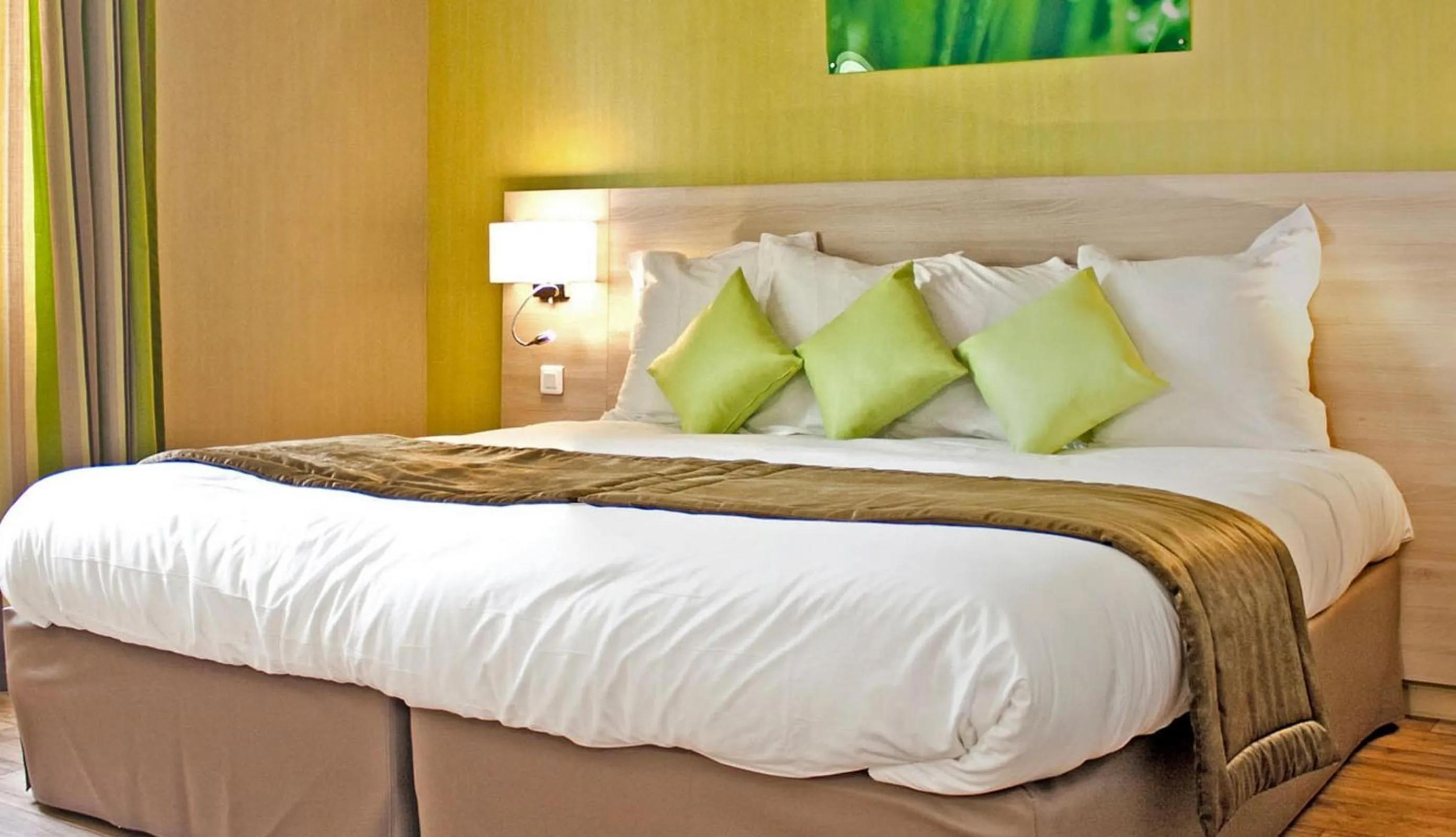 Photo of the whole room, Bed in The Originals City, Hôtel des Lys, Dreux