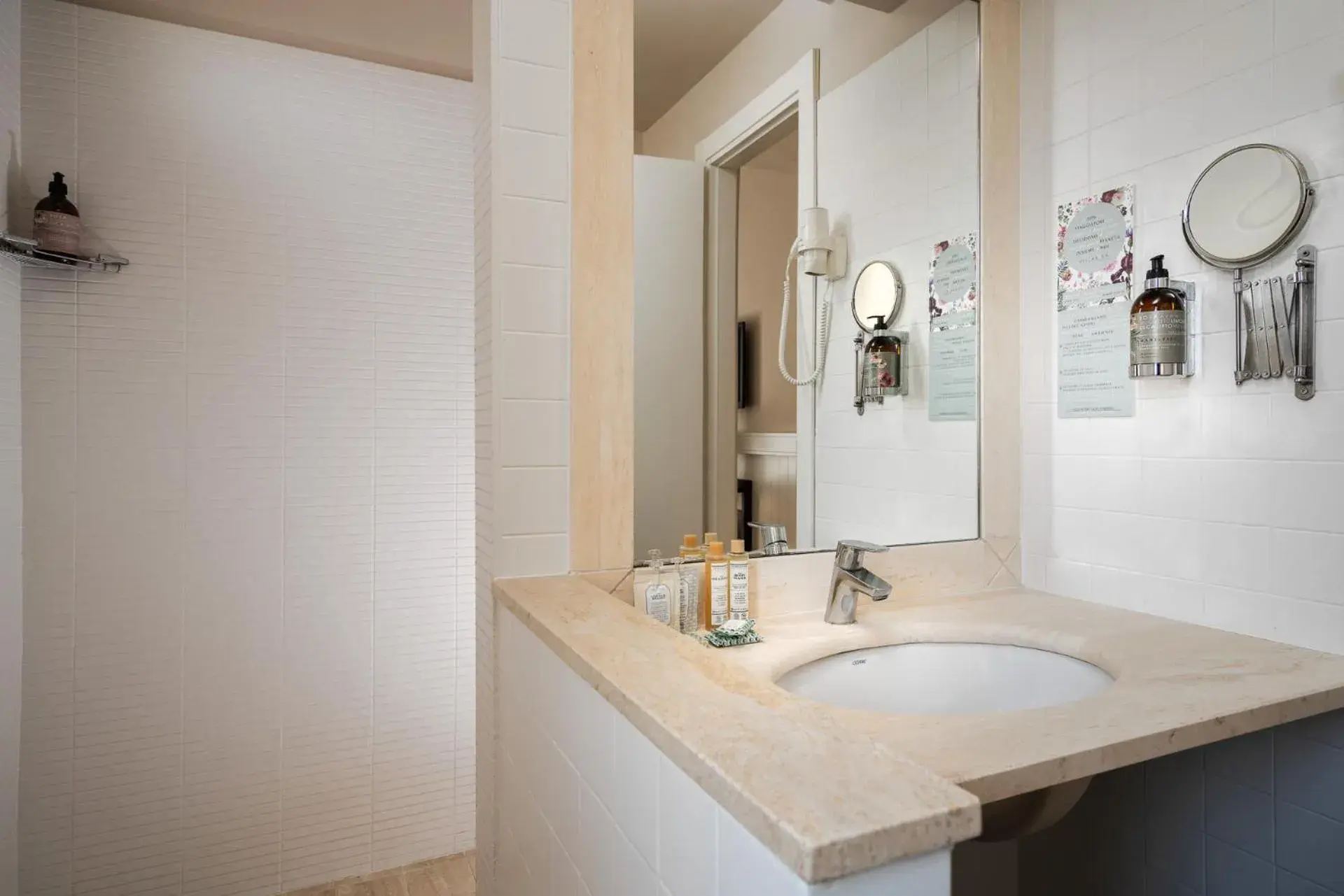 Bathroom in Hotel Villa Rosa Riviera