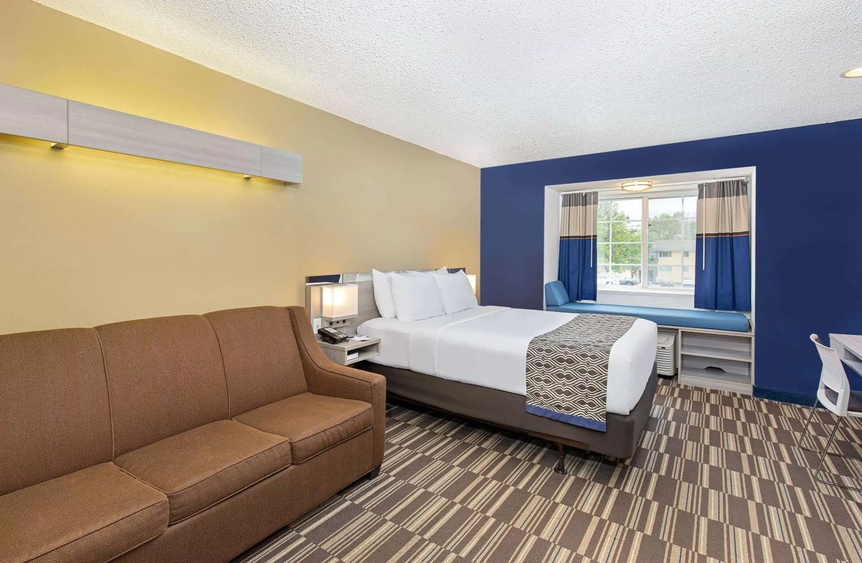 Bed in Microtel Inn & Suites by Wyndham Dry Ridge