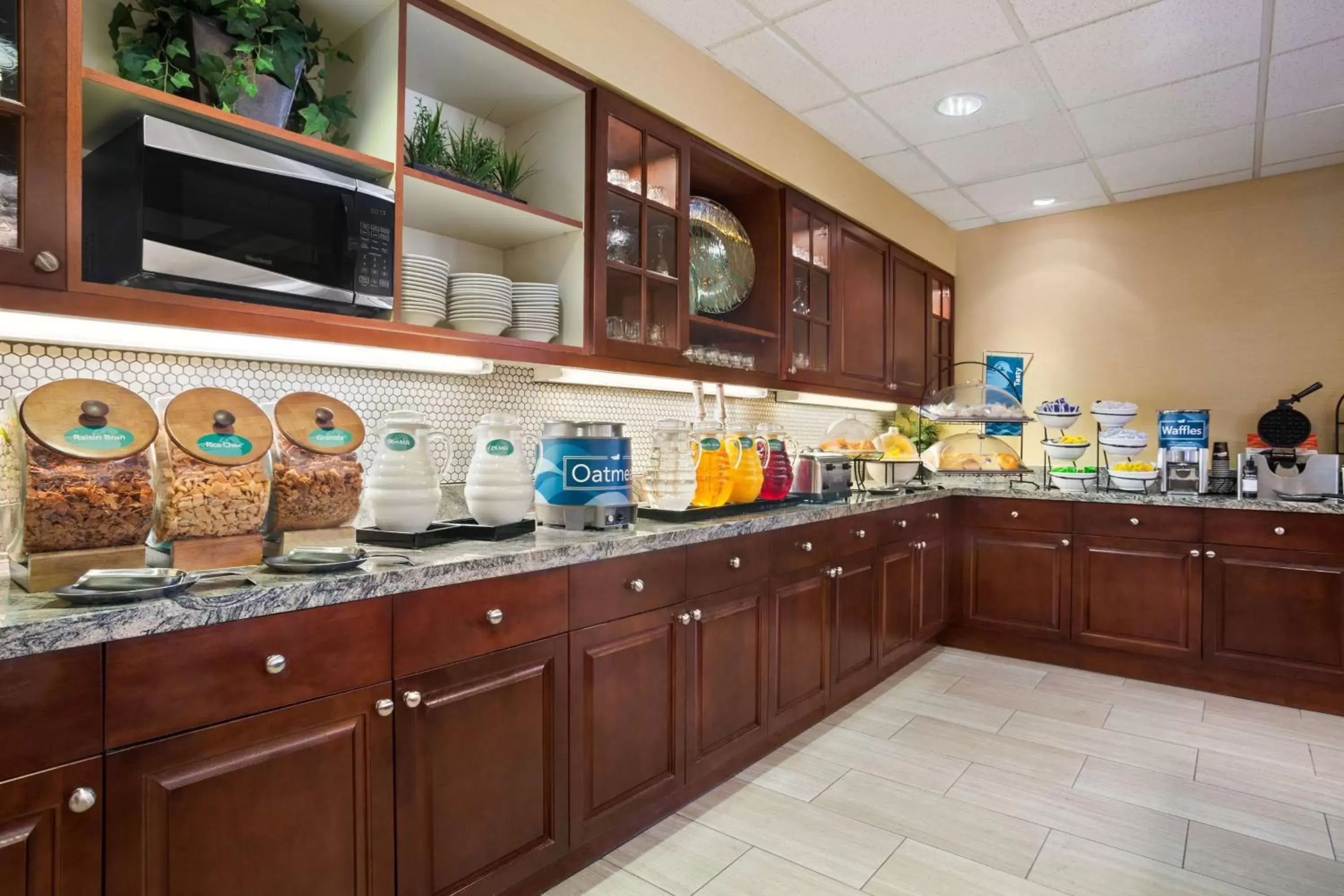 Breakfast, Kitchen/Kitchenette in Homewood Suites by Hilton Denver - Littleton