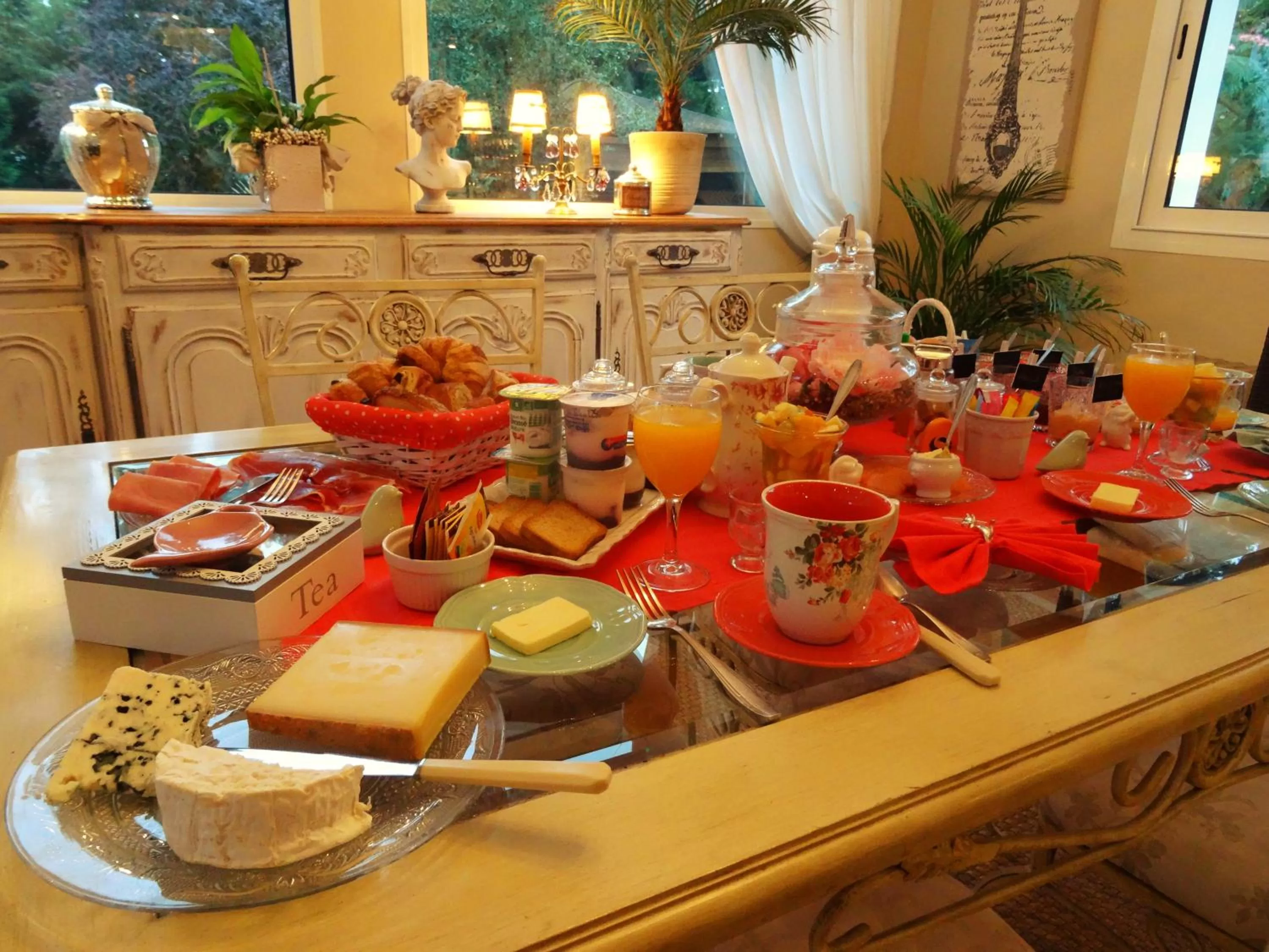 Continental breakfast in Villa La Clef Des Champs