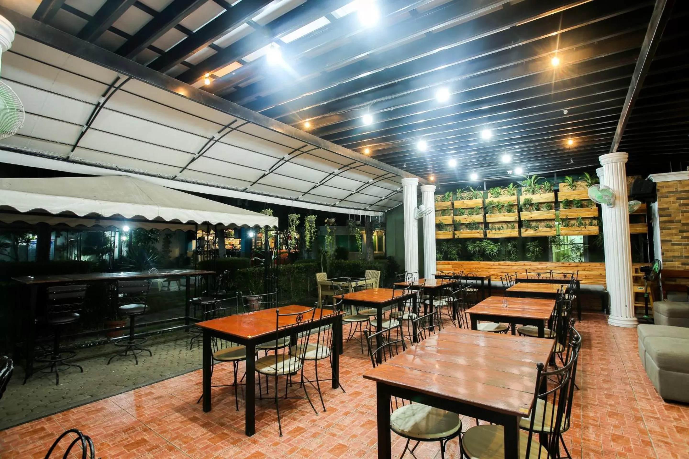 Restaurant/places to eat in Hotel Euroasia By BLUEBOOKERS