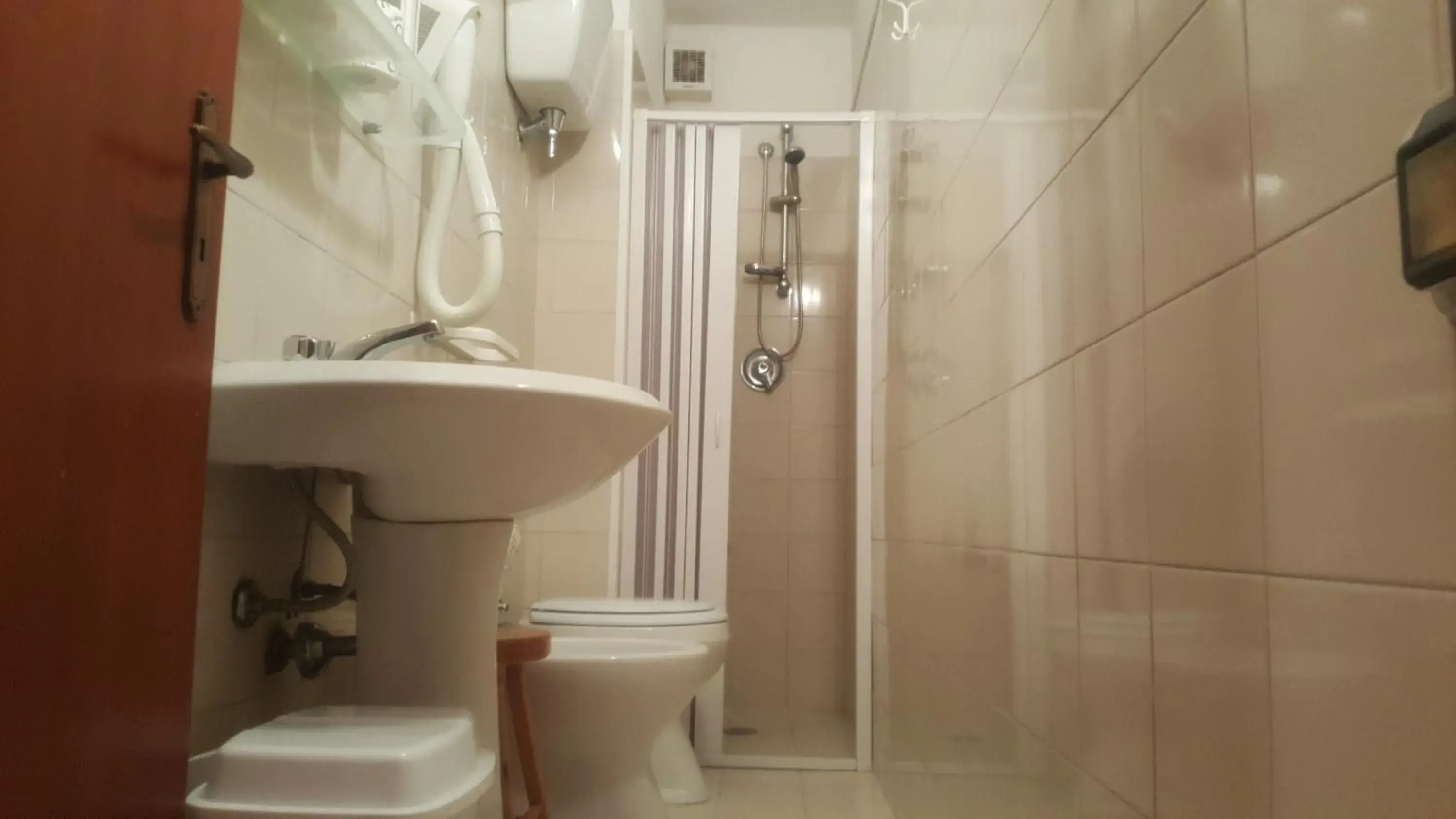 Shower, Bathroom in Hotel Il Vulcano
