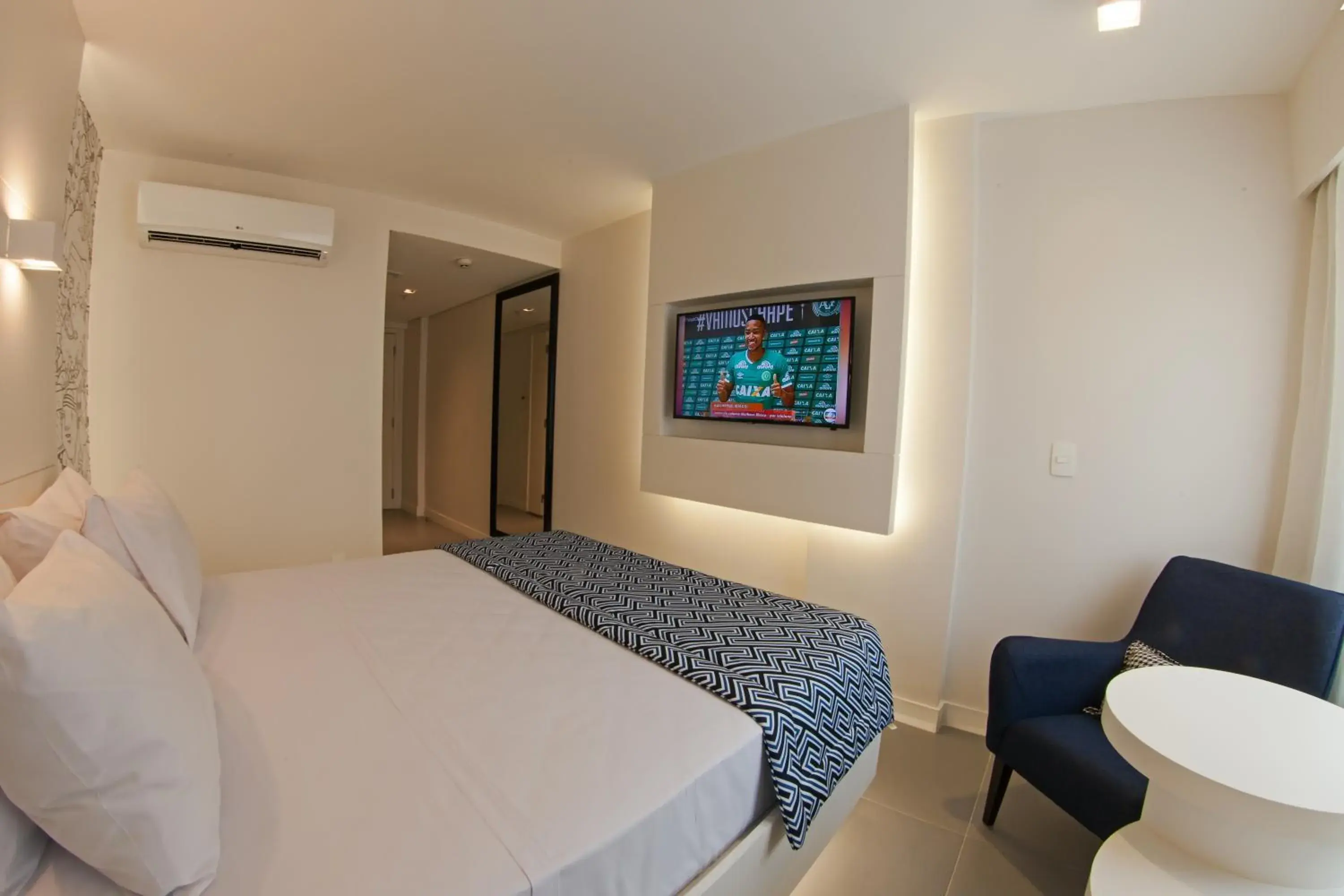 Communal lounge/ TV room, Bed in Ibis Styles RJ Botafogo