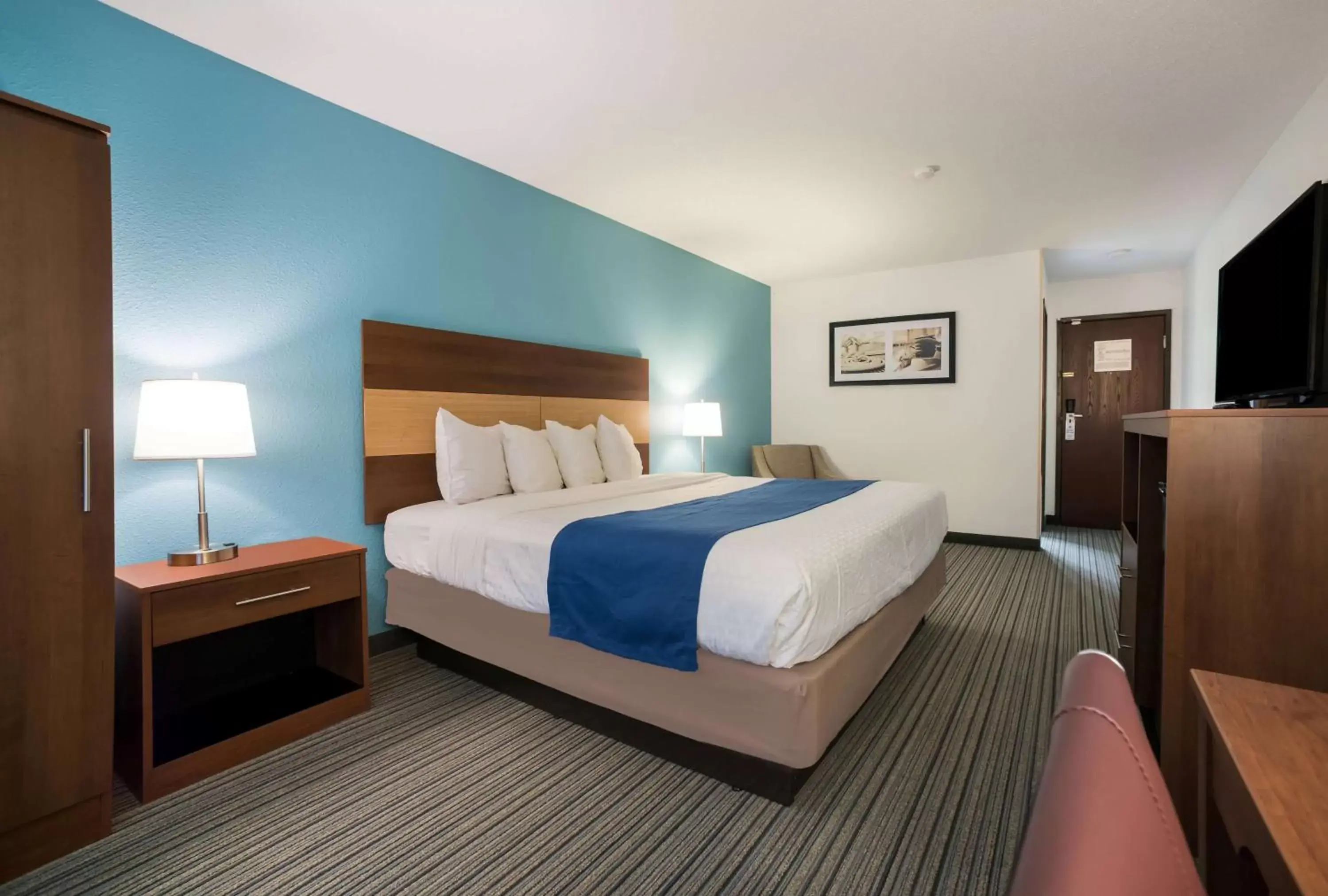 Photo of the whole room, Bed in Ramada by Wyndham Effingham