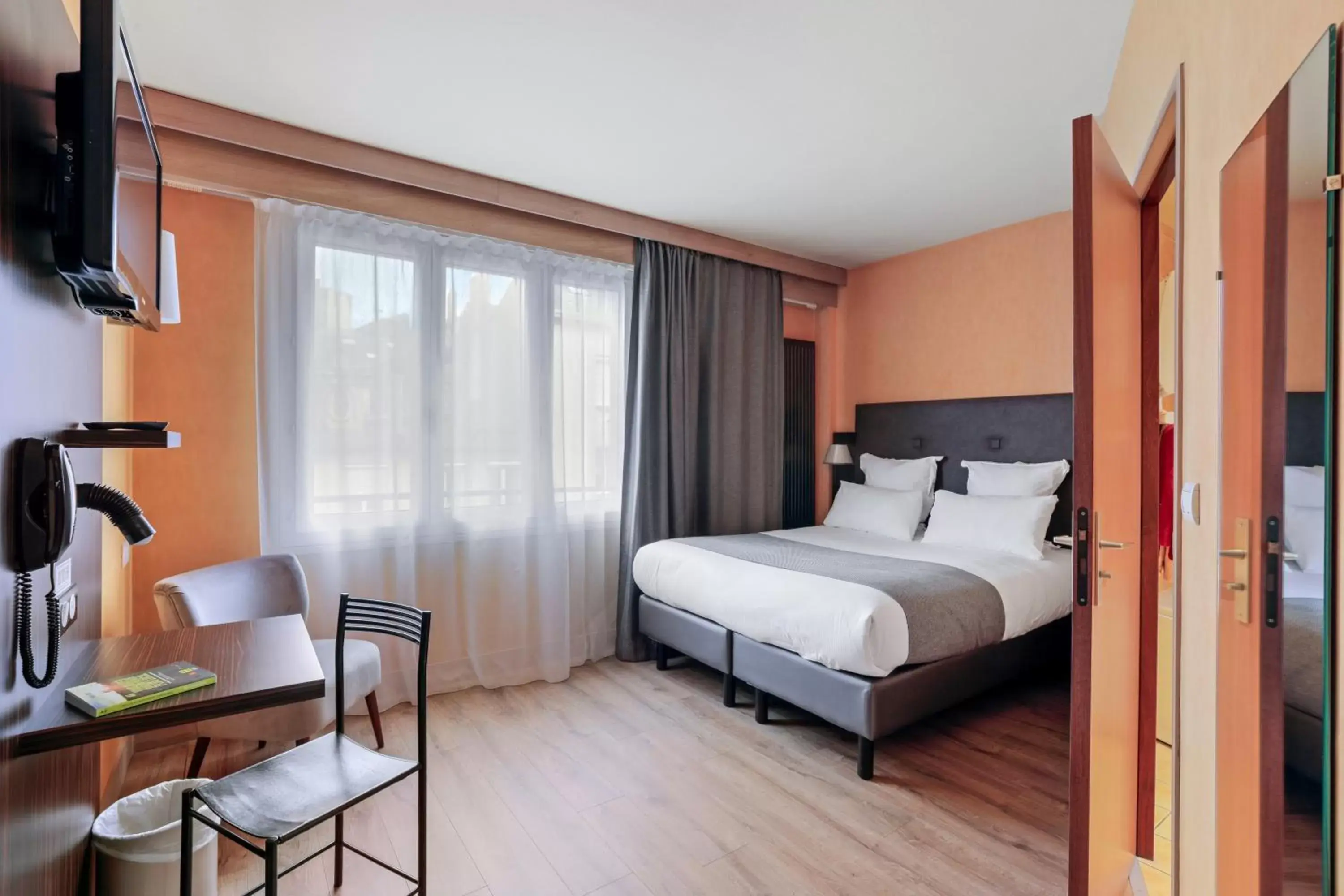 Bedroom, Bed in Urban Style de l'Europe