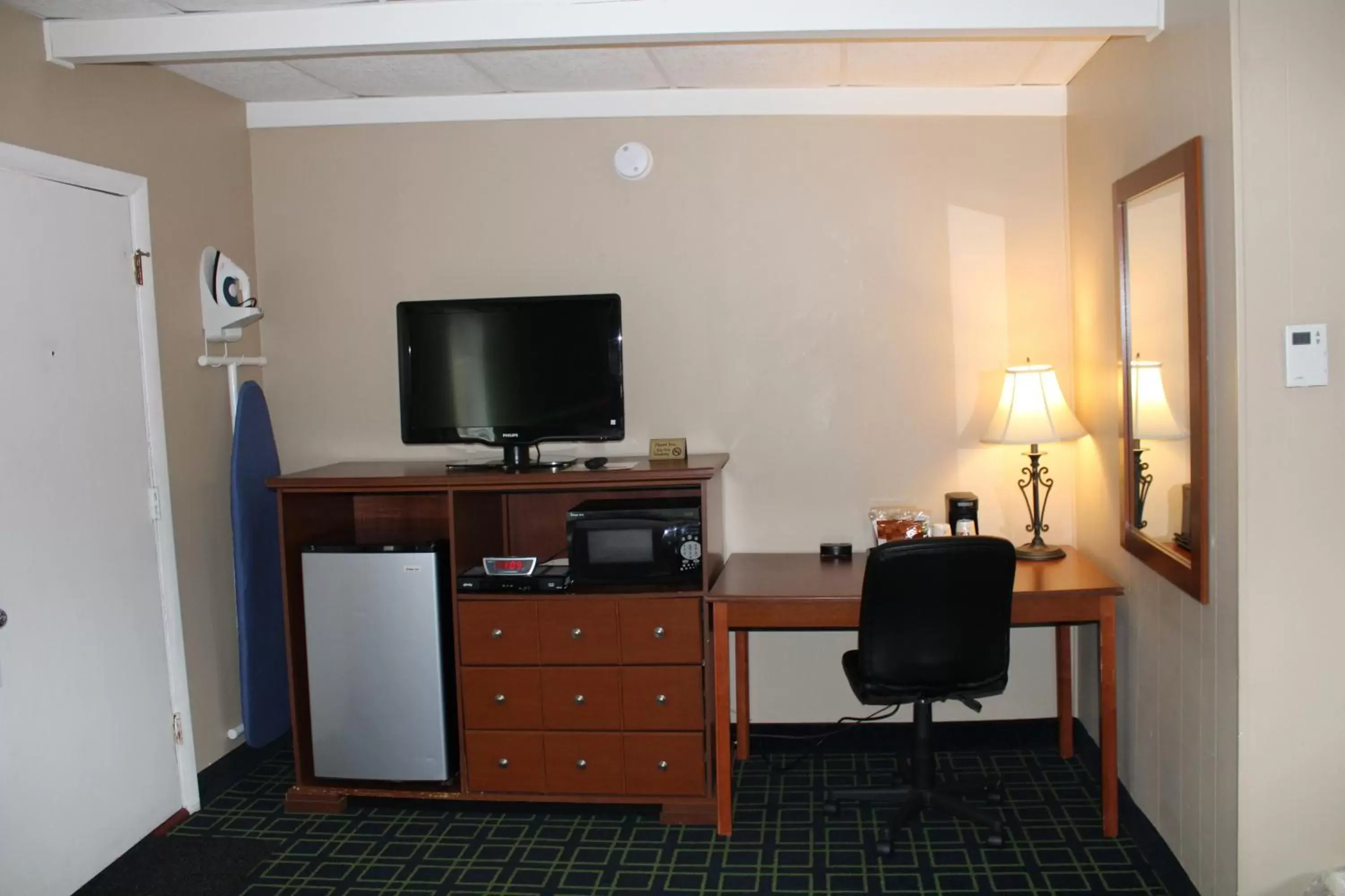 TV and multimedia, TV/Entertainment Center in Claremont Motor Lodge