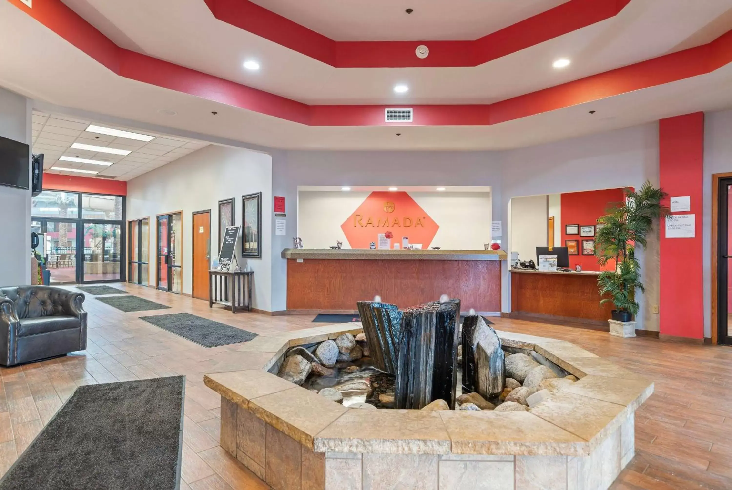 Lobby or reception, Lobby/Reception in Ramada by Wyndham Sioux Falls Airport - Waterpark Resort & Event Center