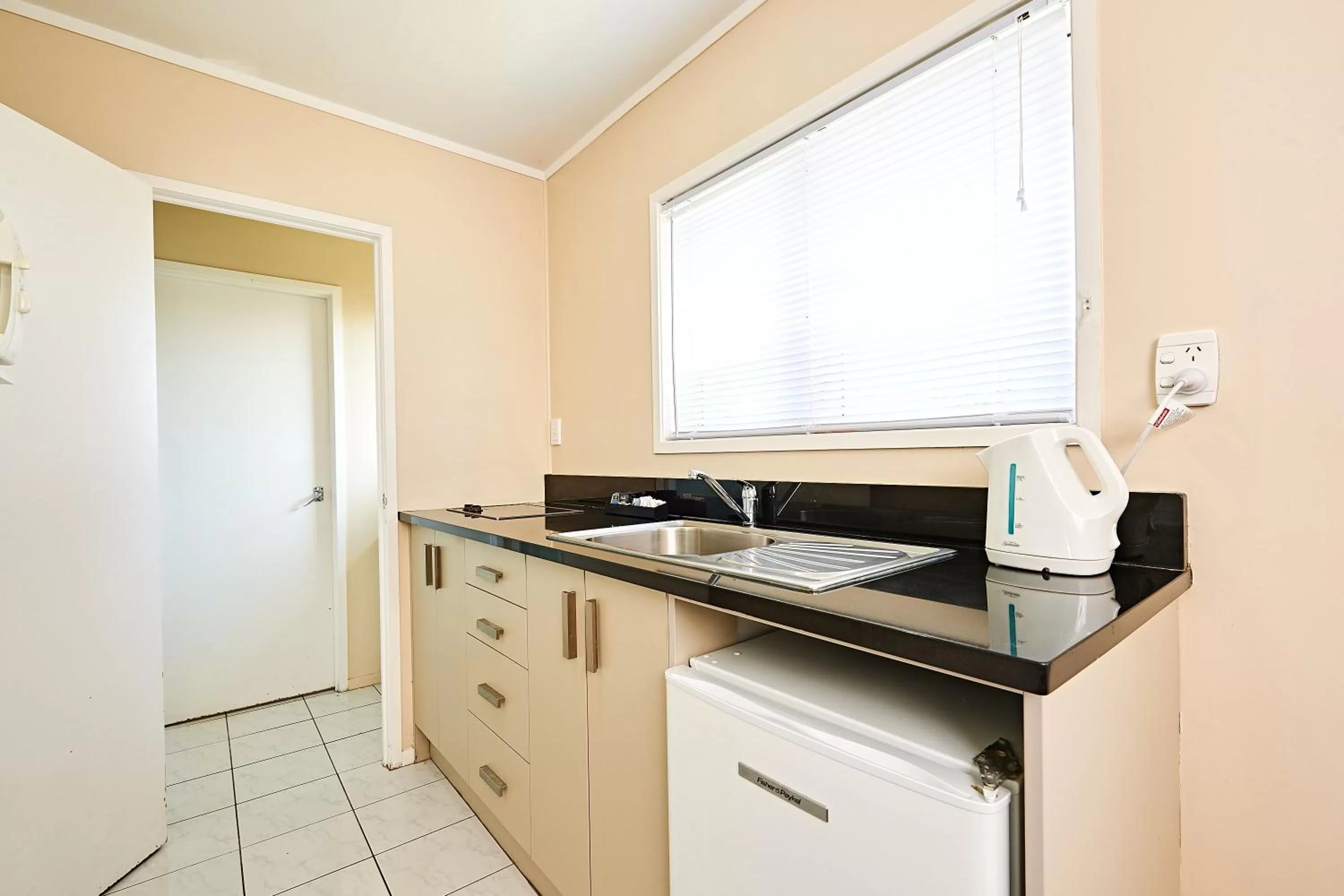 Kitchen or kitchenette in Auckland Airport Lodge