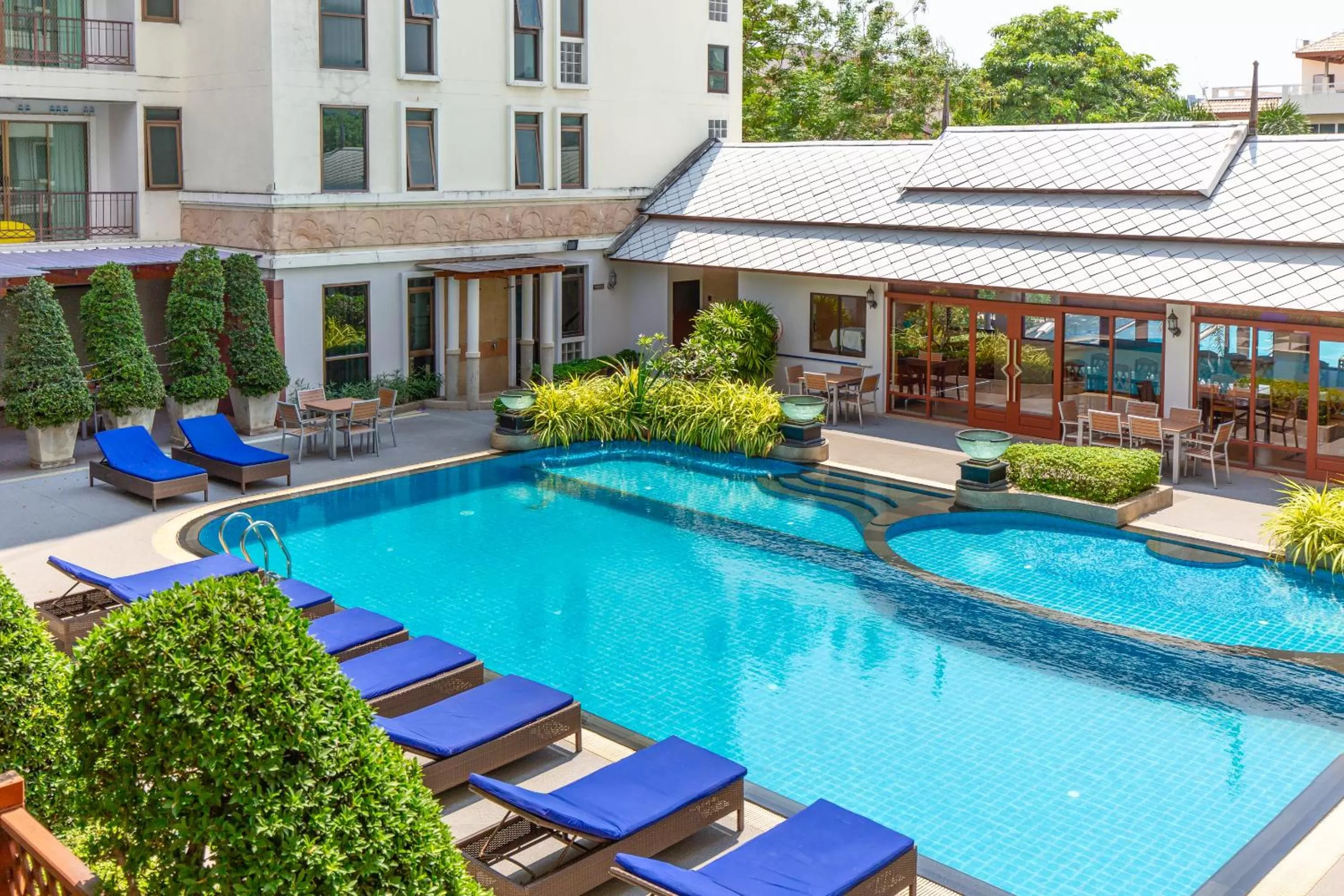 Grand Executive Suites - 3 Bedrooms in Lasalle Suites Hotel & Residence