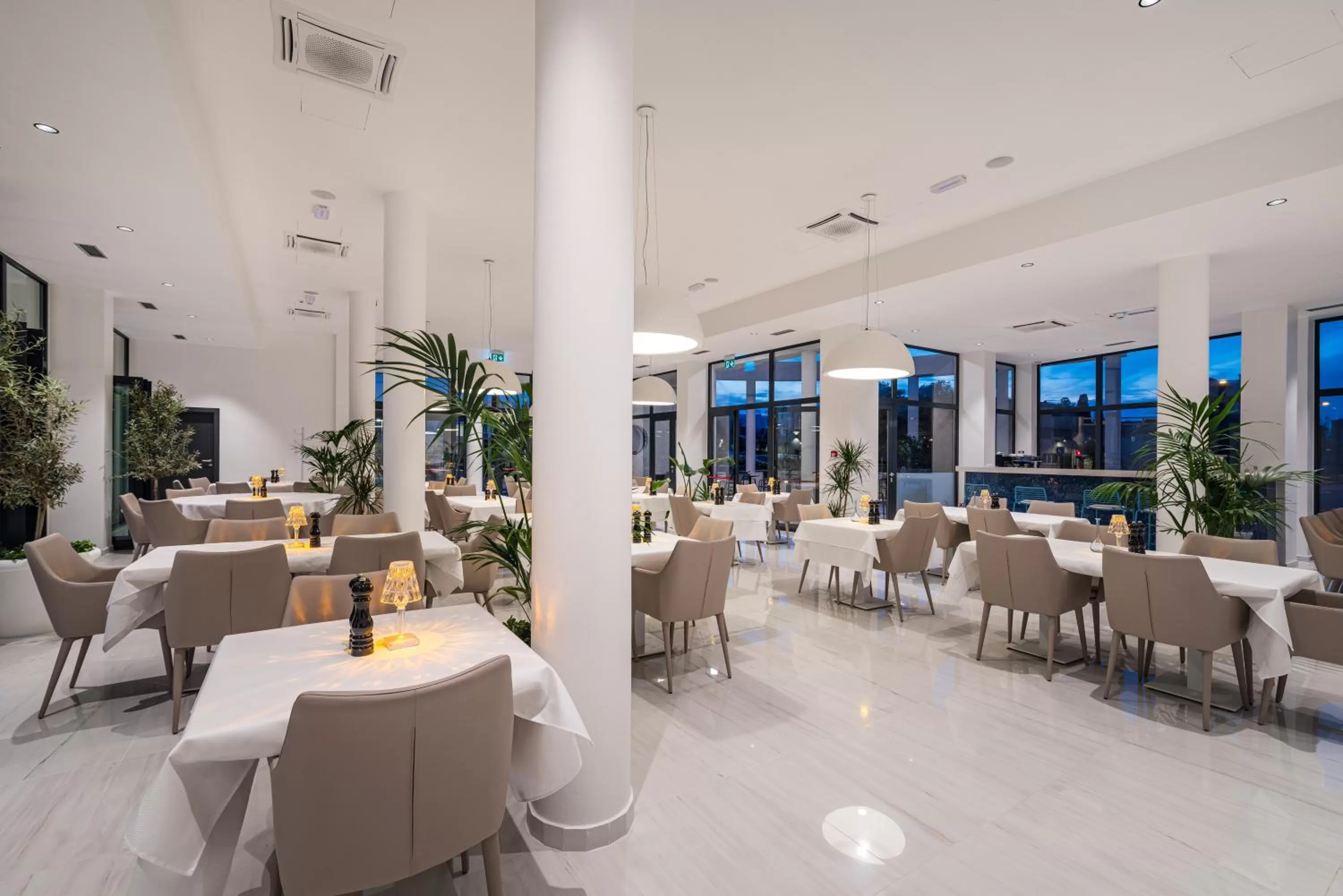 Restaurant/places to eat in Miramare Hotel