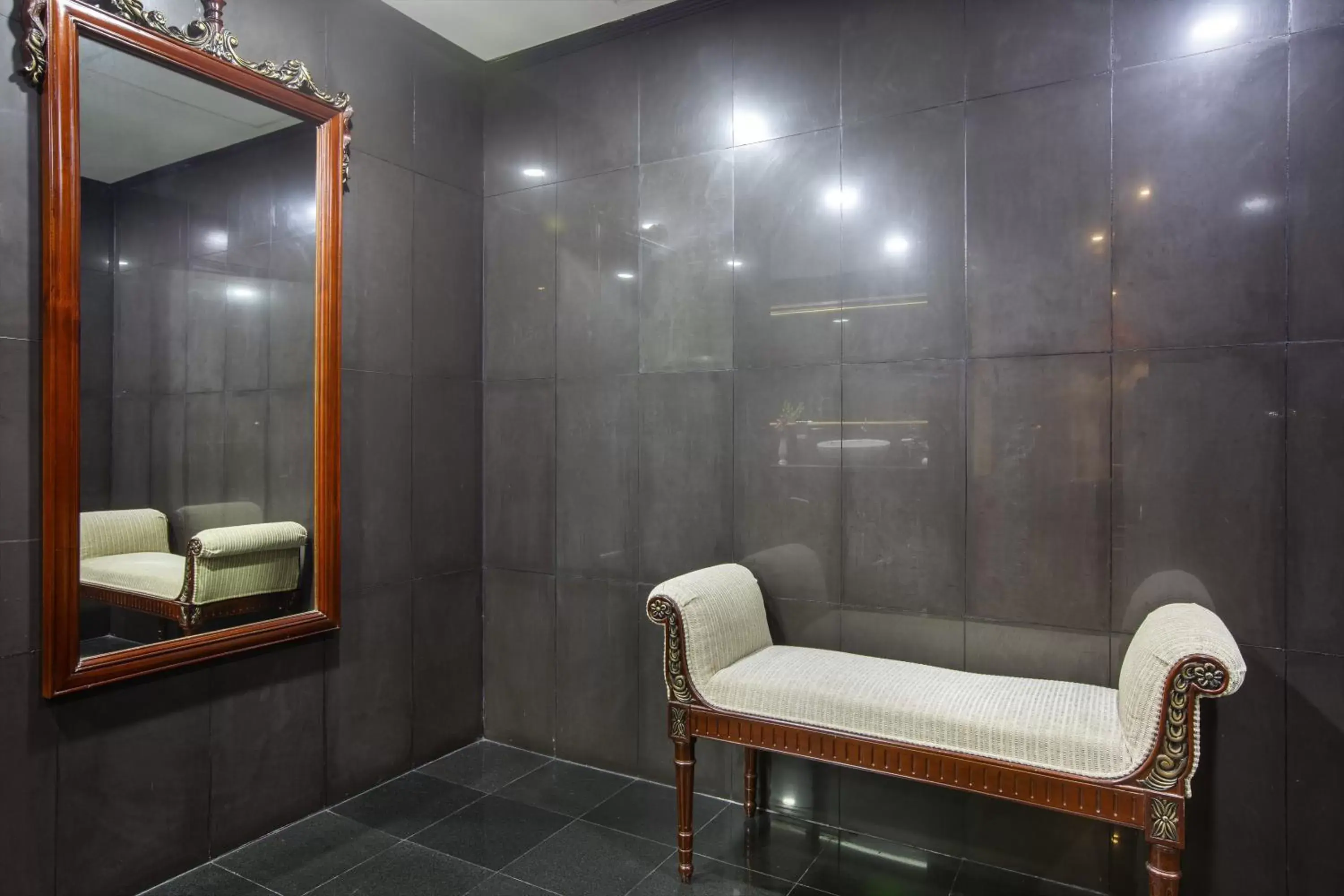 Shower, Bathroom in Hotel Sarina