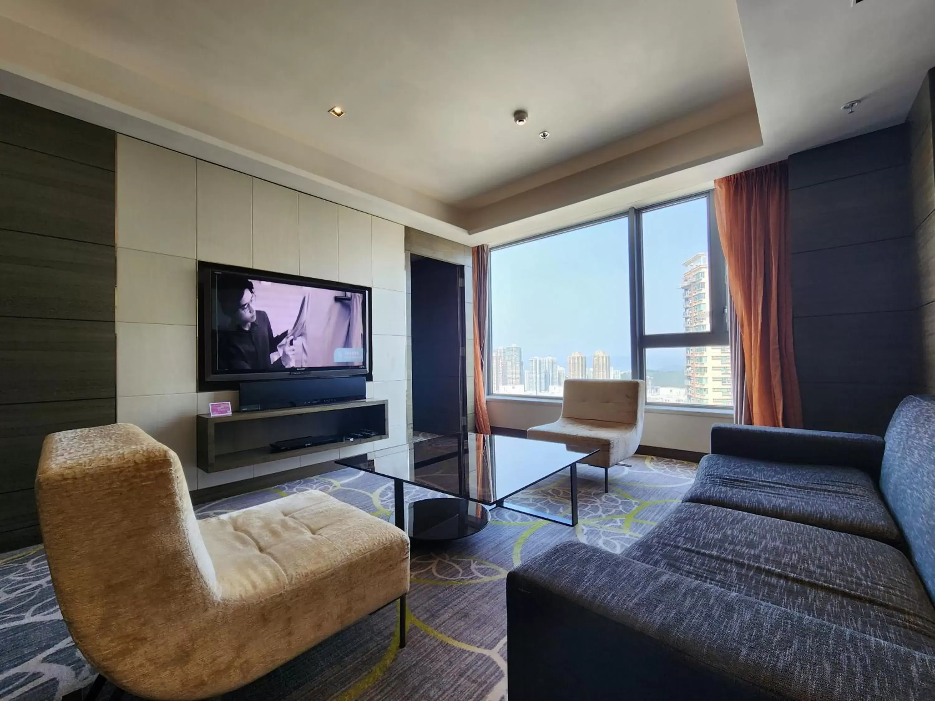 Living room, TV/Entertainment Center in Crowne Plaza Hong Kong Kowloon East, an IHG Hotel