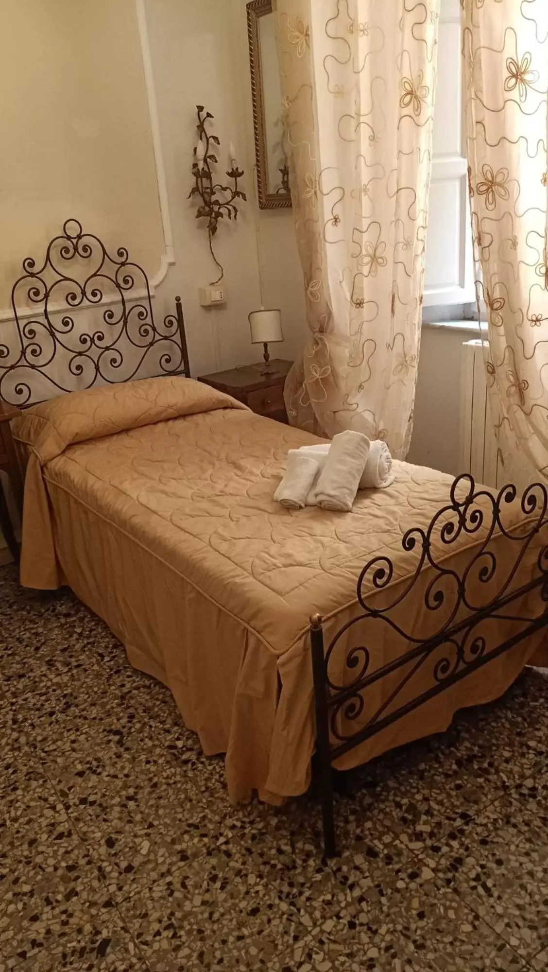 Photo of the whole room, Bed in Relais Centro Storico