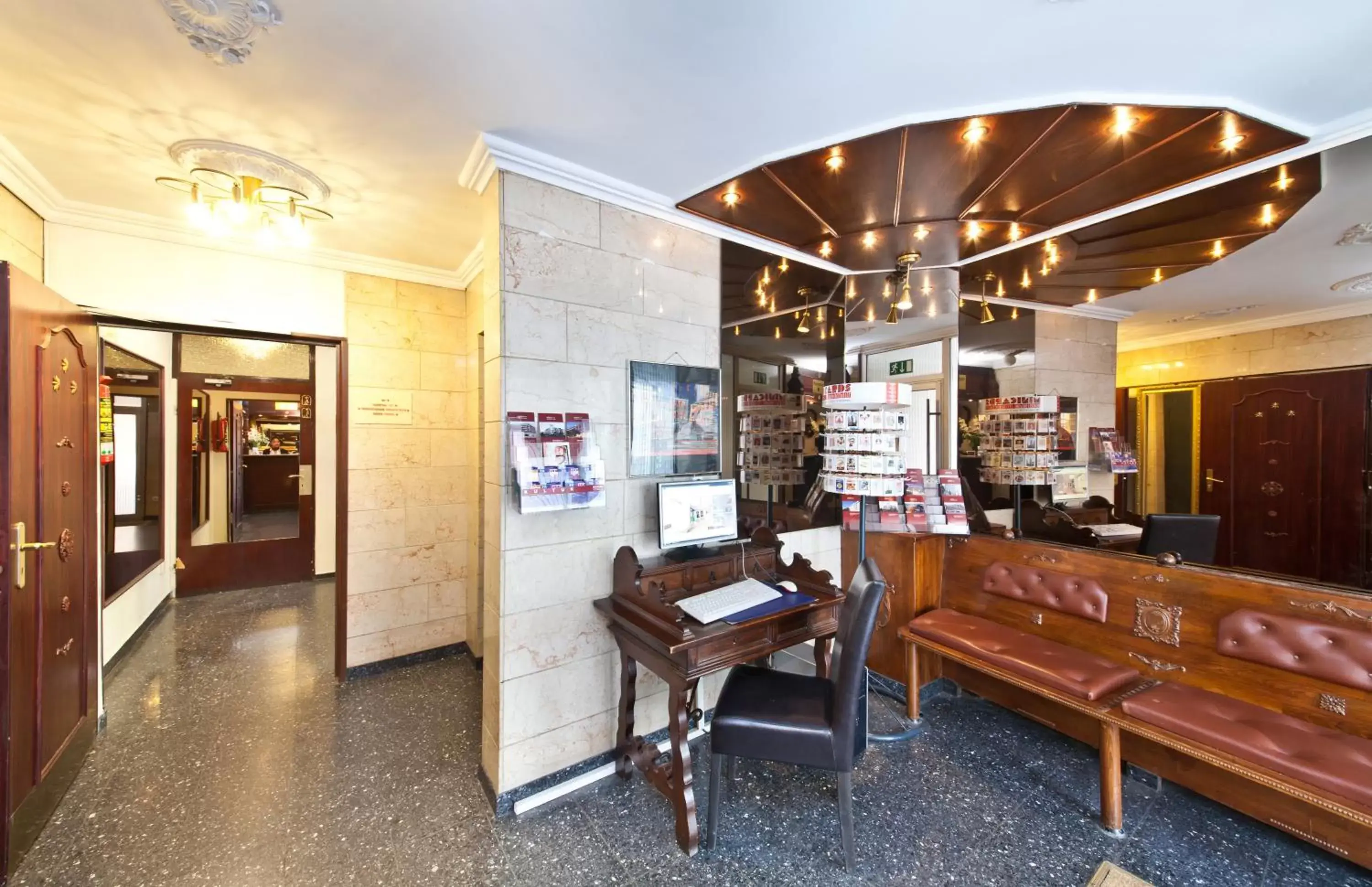 Lobby or reception in Hotel Primus Frankfurt Sachsenhausen