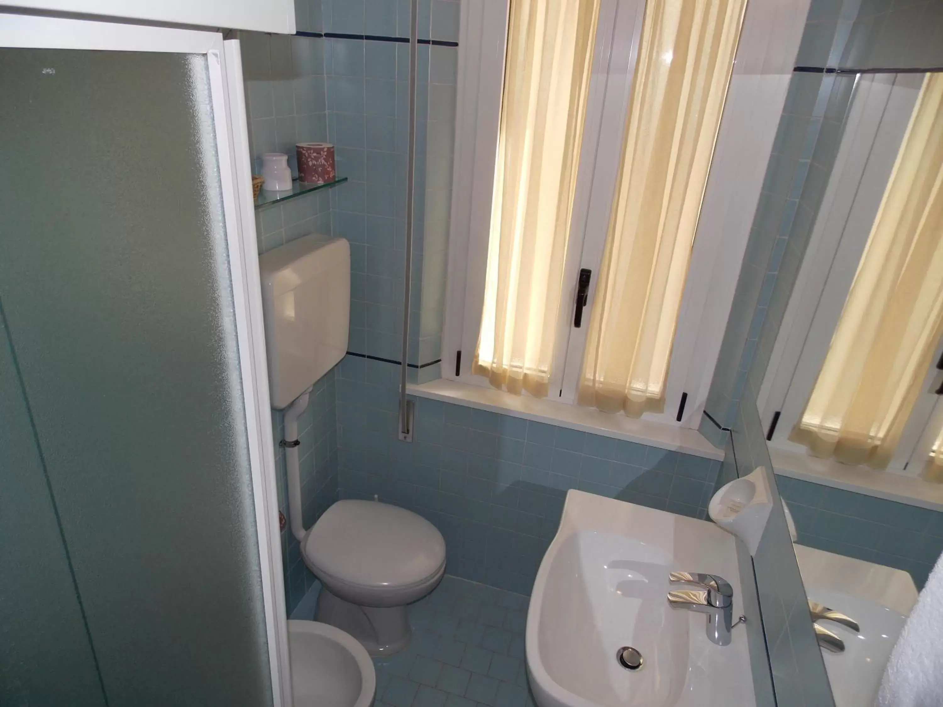 Shower, Bathroom in Hotel Cobalto