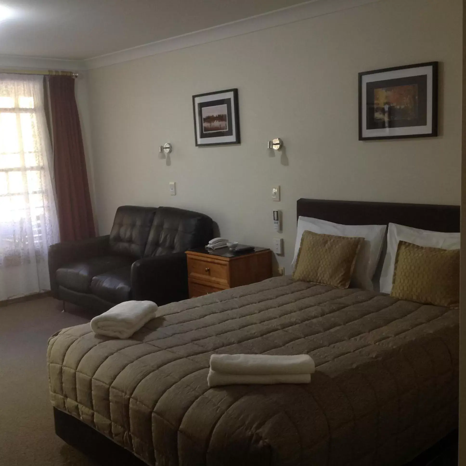 Bed in Sandstock Motor Inn Armidale