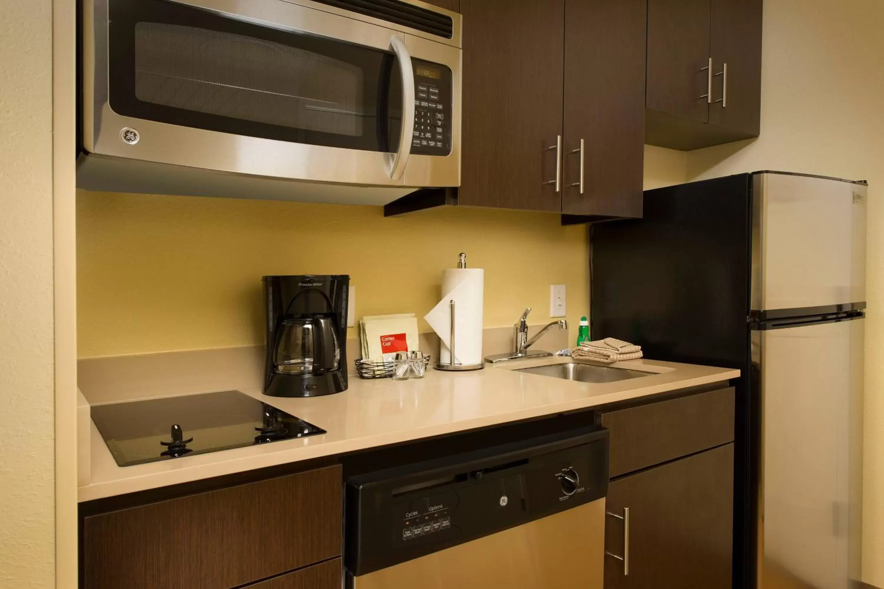 Kitchen or kitchenette, Kitchen/Kitchenette in TownePlace Suites by Marriott Dallas DFW Airport North/Grapevine