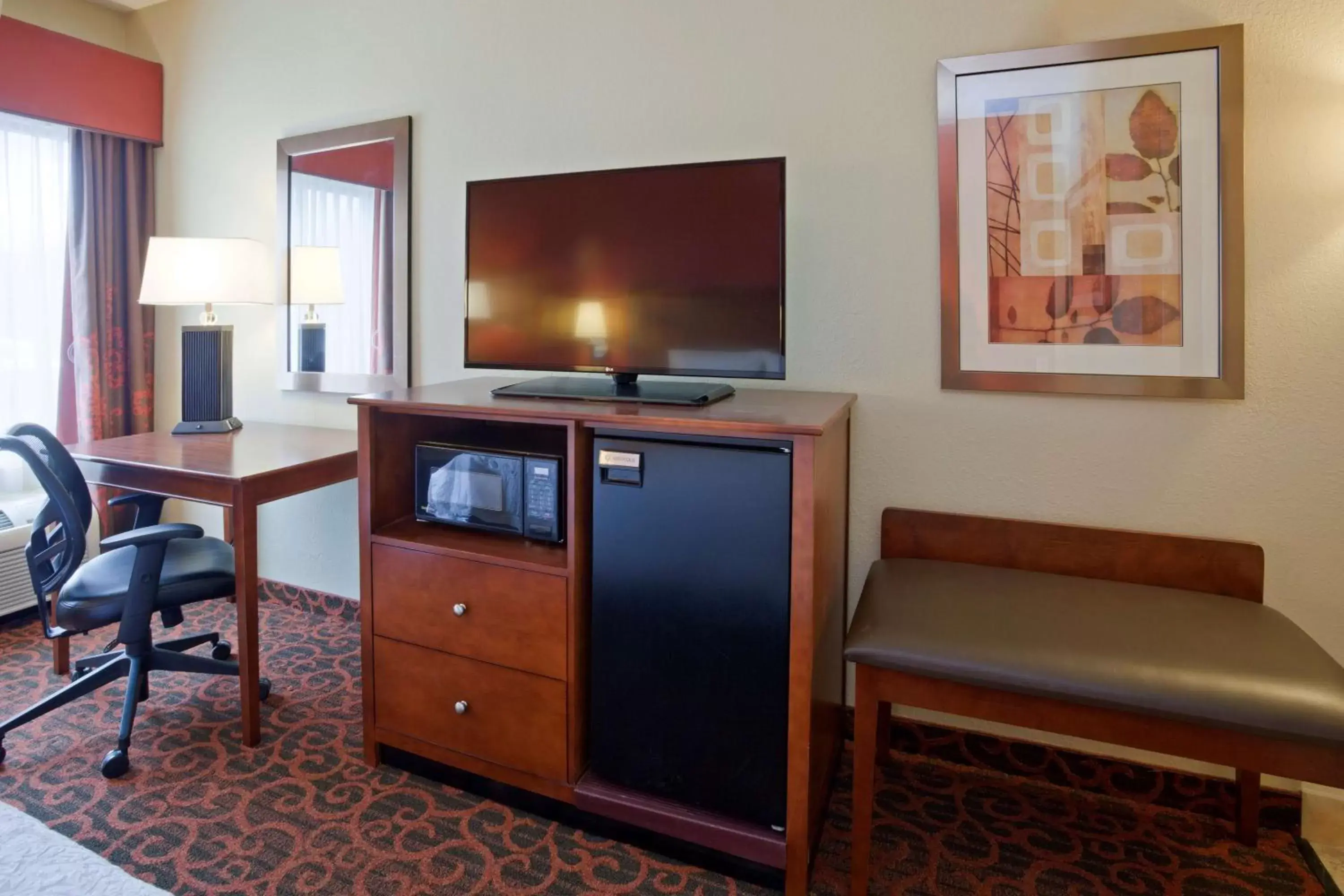 Living room, TV/Entertainment Center in Hampton Inn Minneapolis Northwest Maple Grove