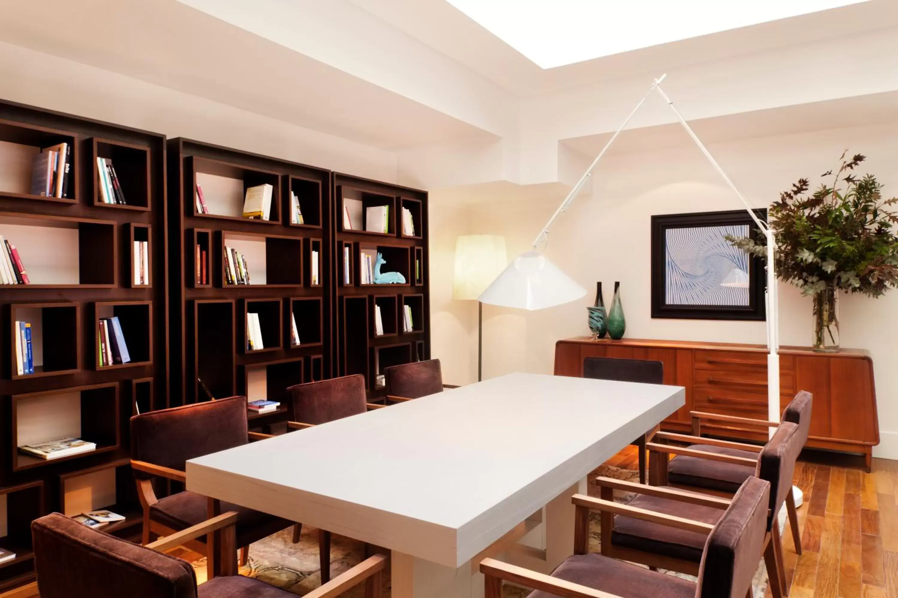 Library in Hotel Pulitzer Buenos Aires