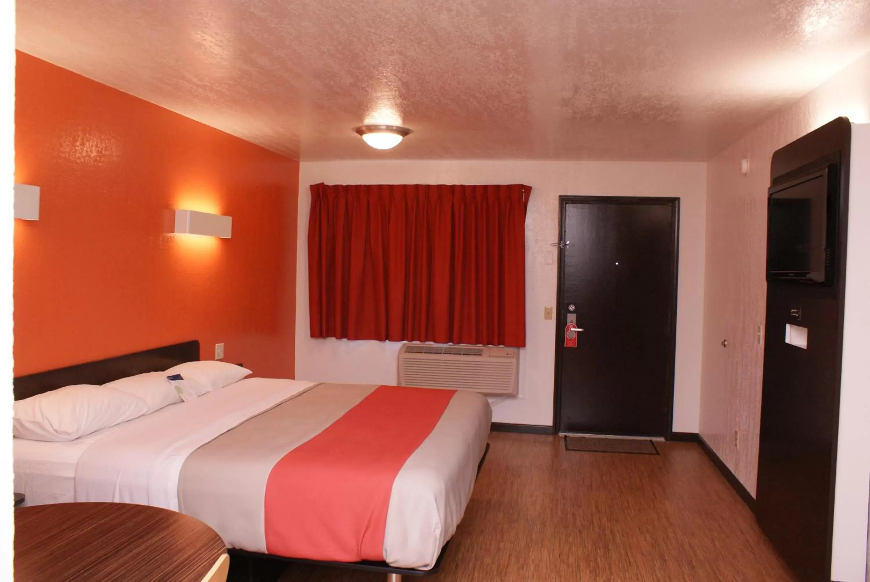 Photo of the whole room, Bed in Motel 6-Willows, CA