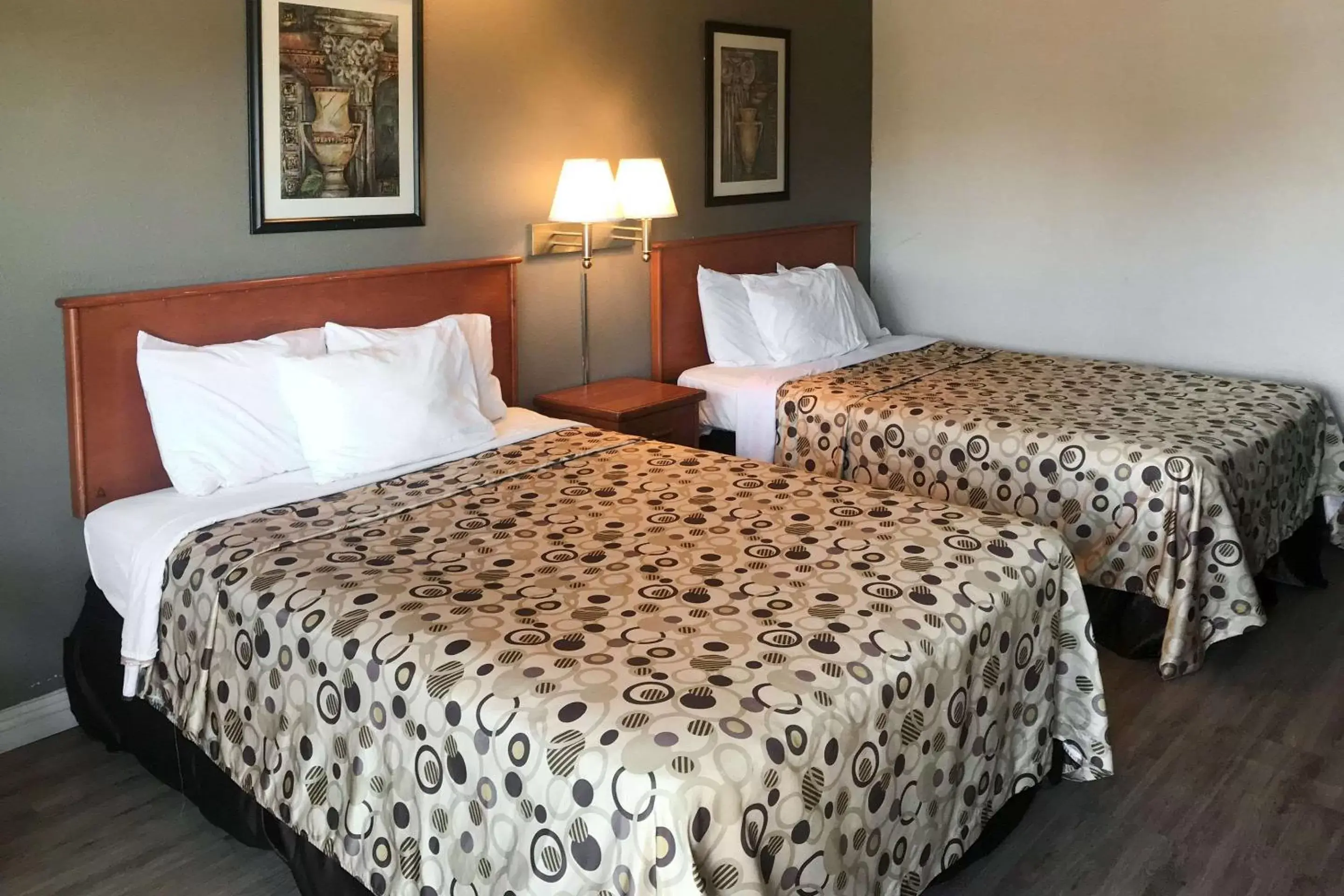 Photo of the whole room, Bed in Rodeway Inn Ontario Mills Mall