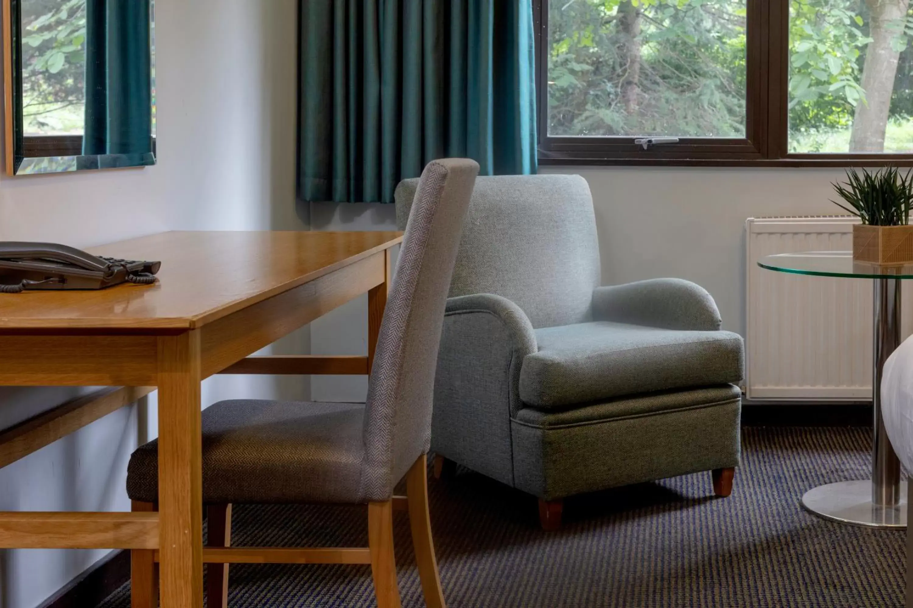 Bedroom, Seating Area in Stratford Manor Hotel