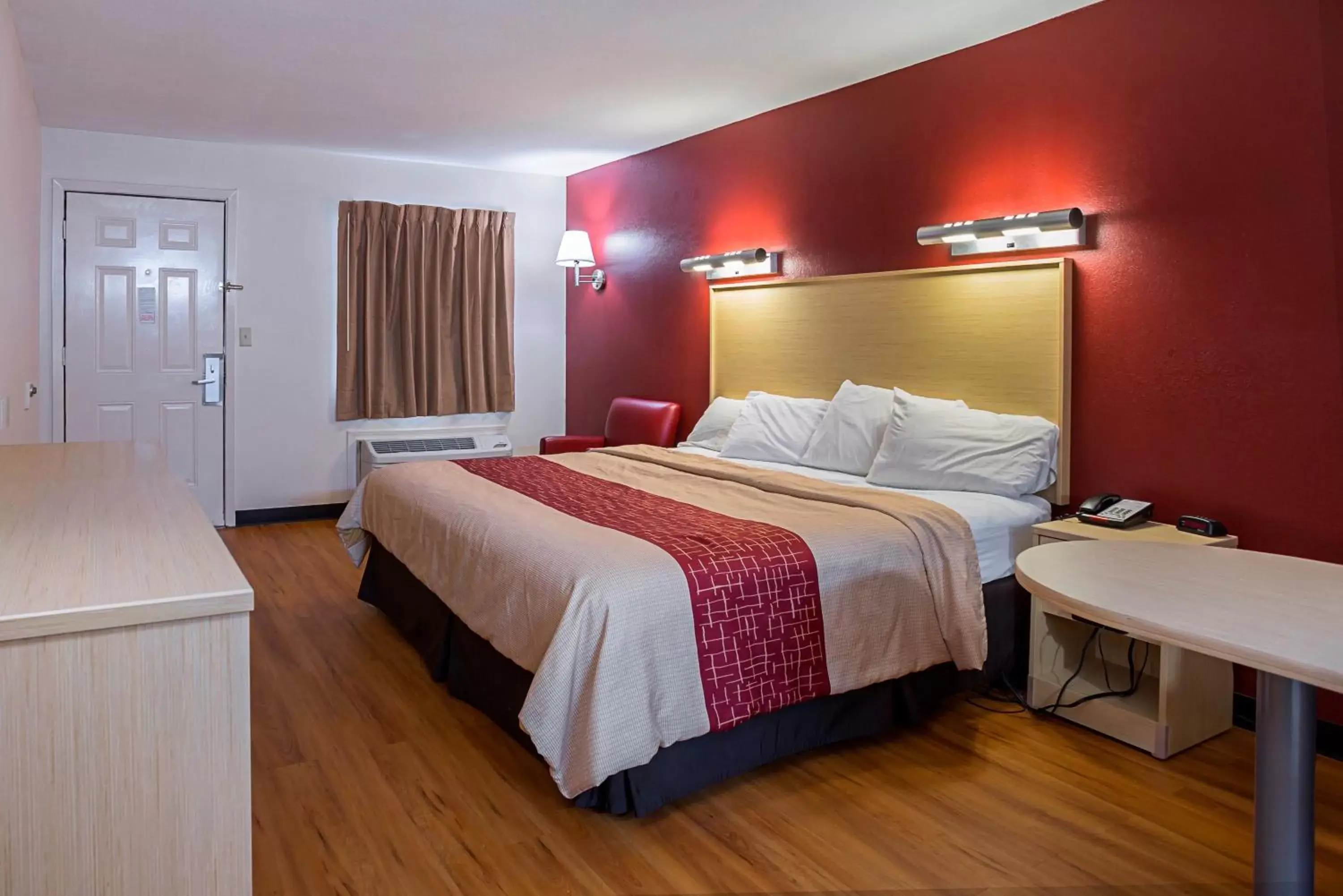 Bedroom, Bed in Red Roof Inn West Memphis, AR