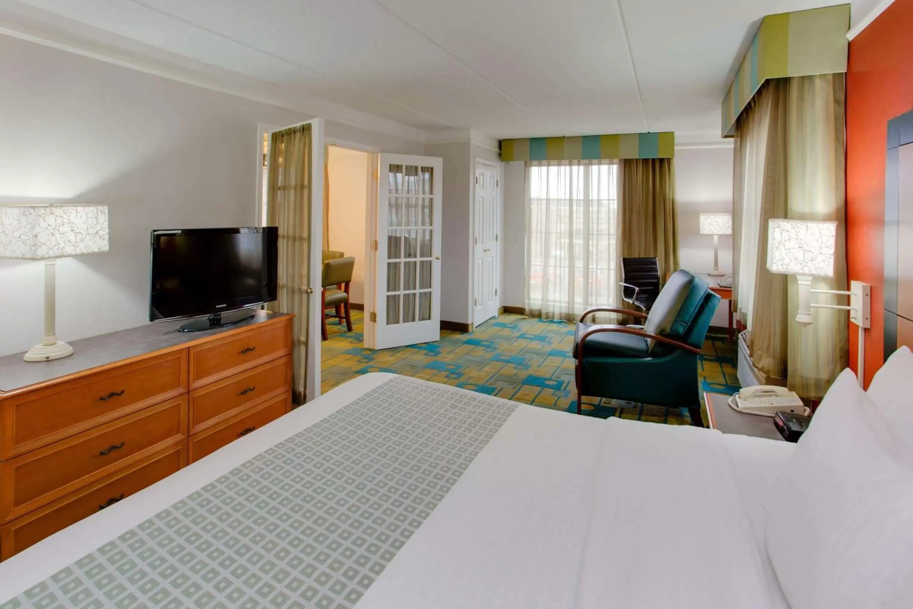 Photo of the whole room, TV/Entertainment Center in La Quinta Inn by Wyndham Pittsburgh Airport