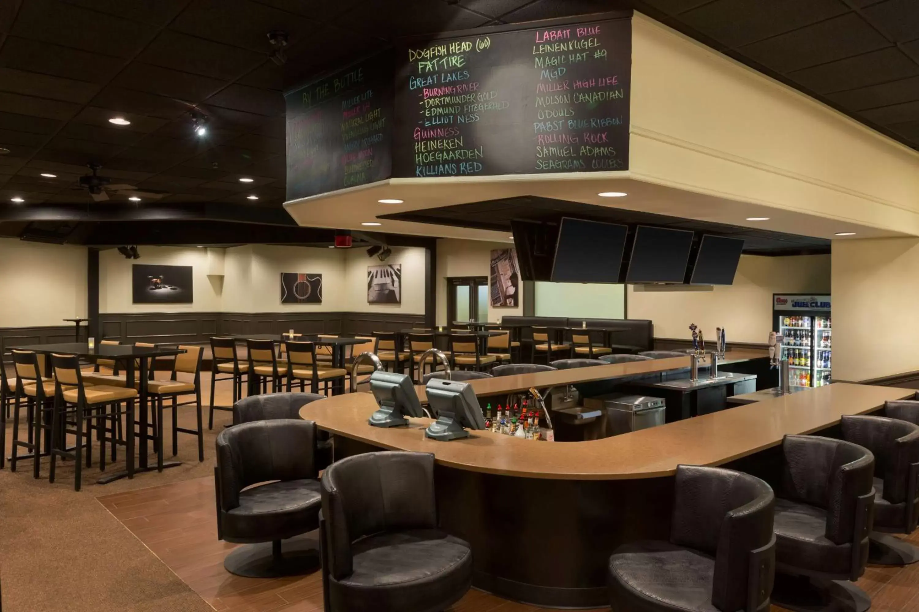 Lounge or bar, Restaurant/Places to Eat in Park Inn By Radisson Sharon