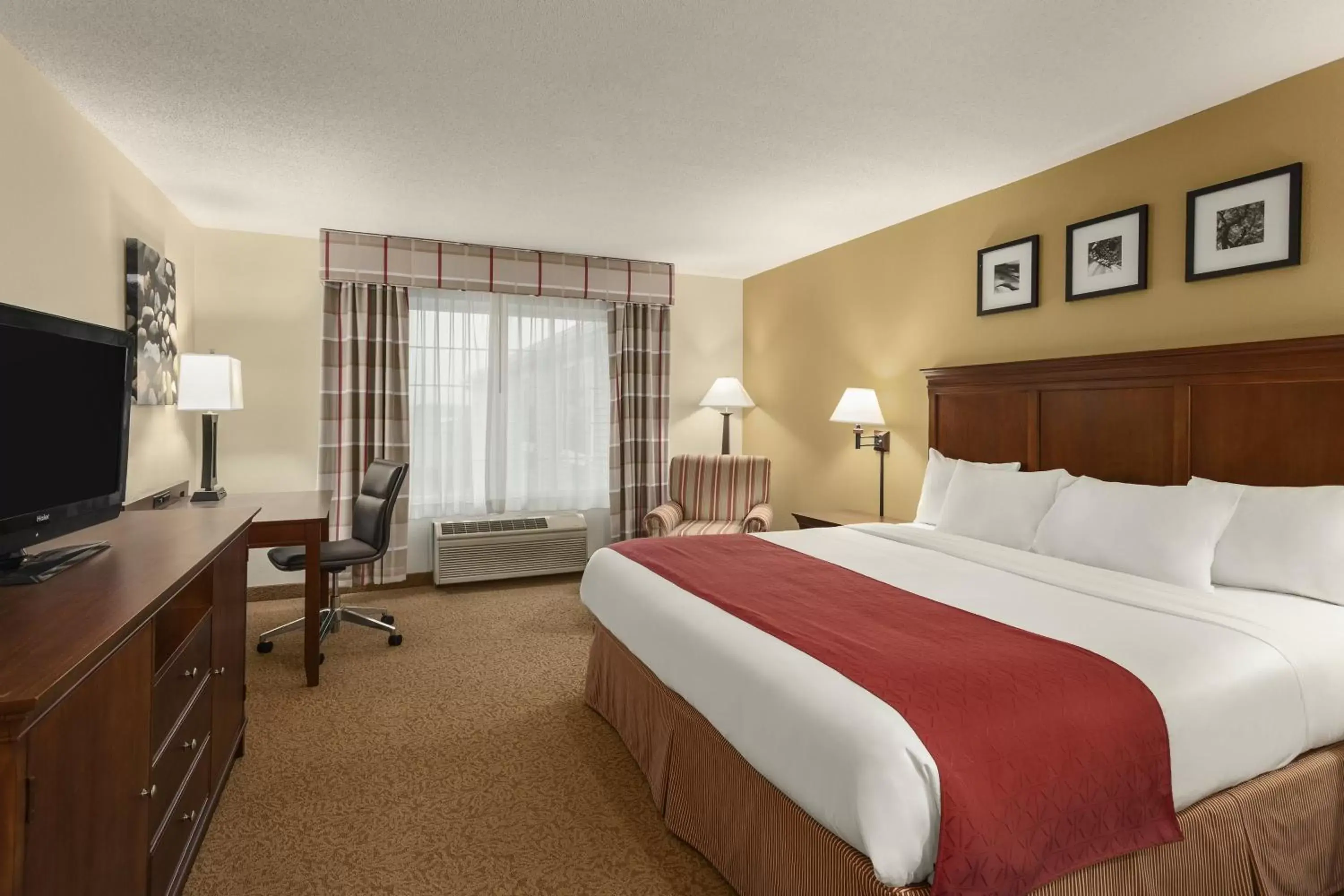 Bed, Room Photo in Country Inn & Suites by Radisson, Ames, IA