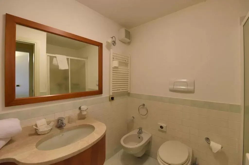 Shower, Bathroom in Le Terrazze sul Lago Hotel & Residence