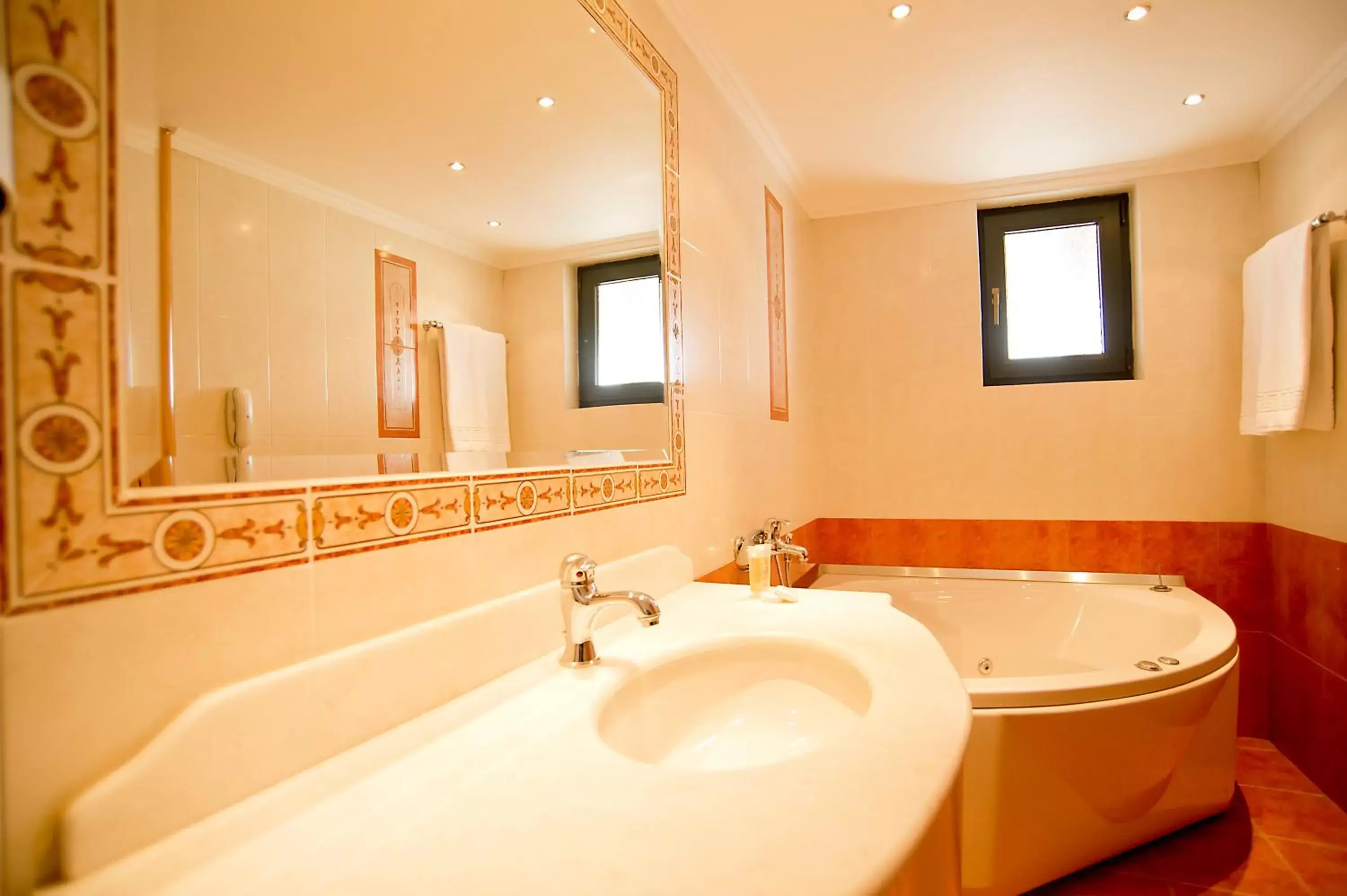 Hot Tub, Bathroom in Nefeli Hotel Alimos