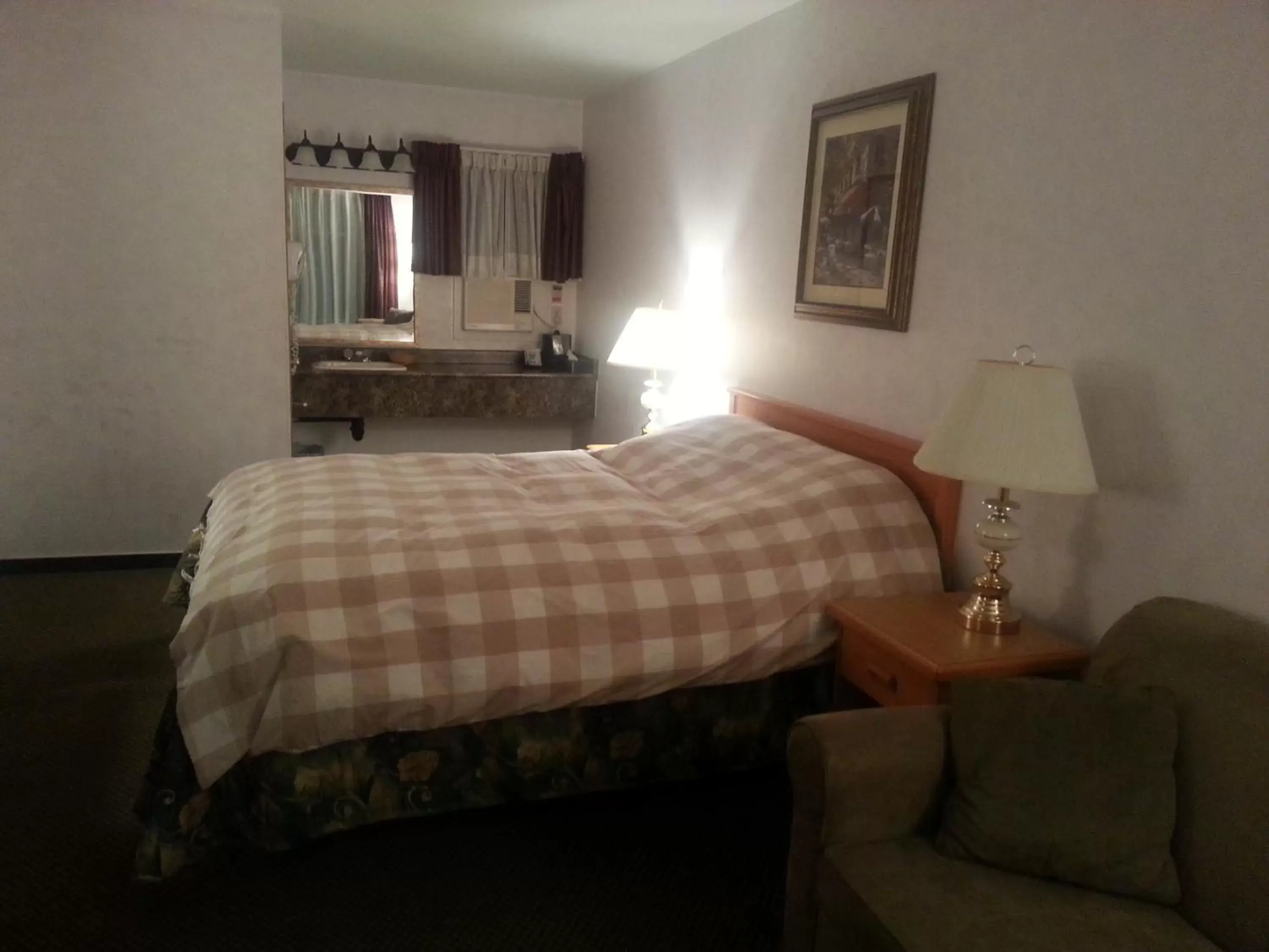 Photo of the whole room, Bed in Heritage Inn