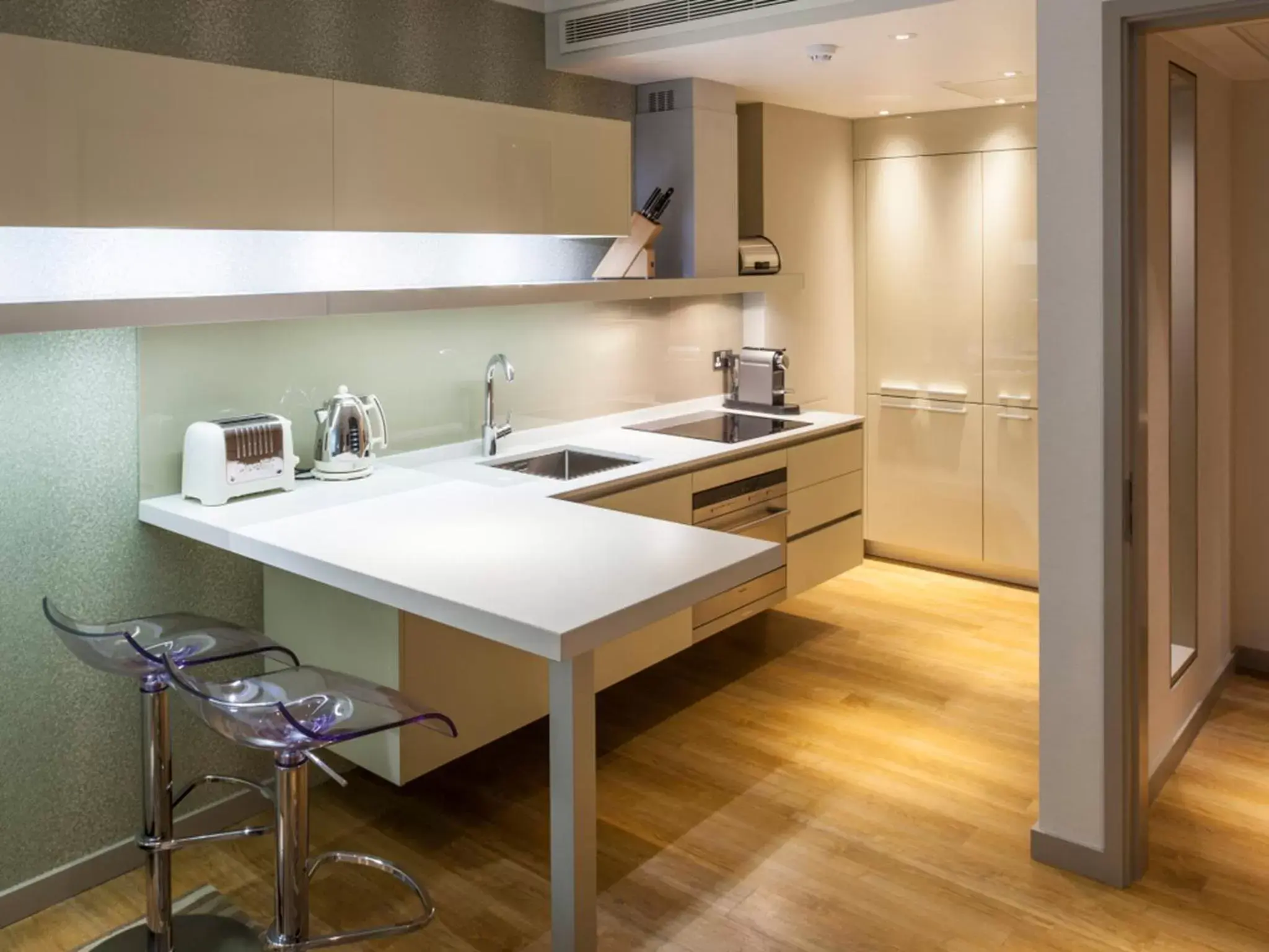 Kitchen or kitchenette, Bathroom in Cheval Three Quays at The Tower of London