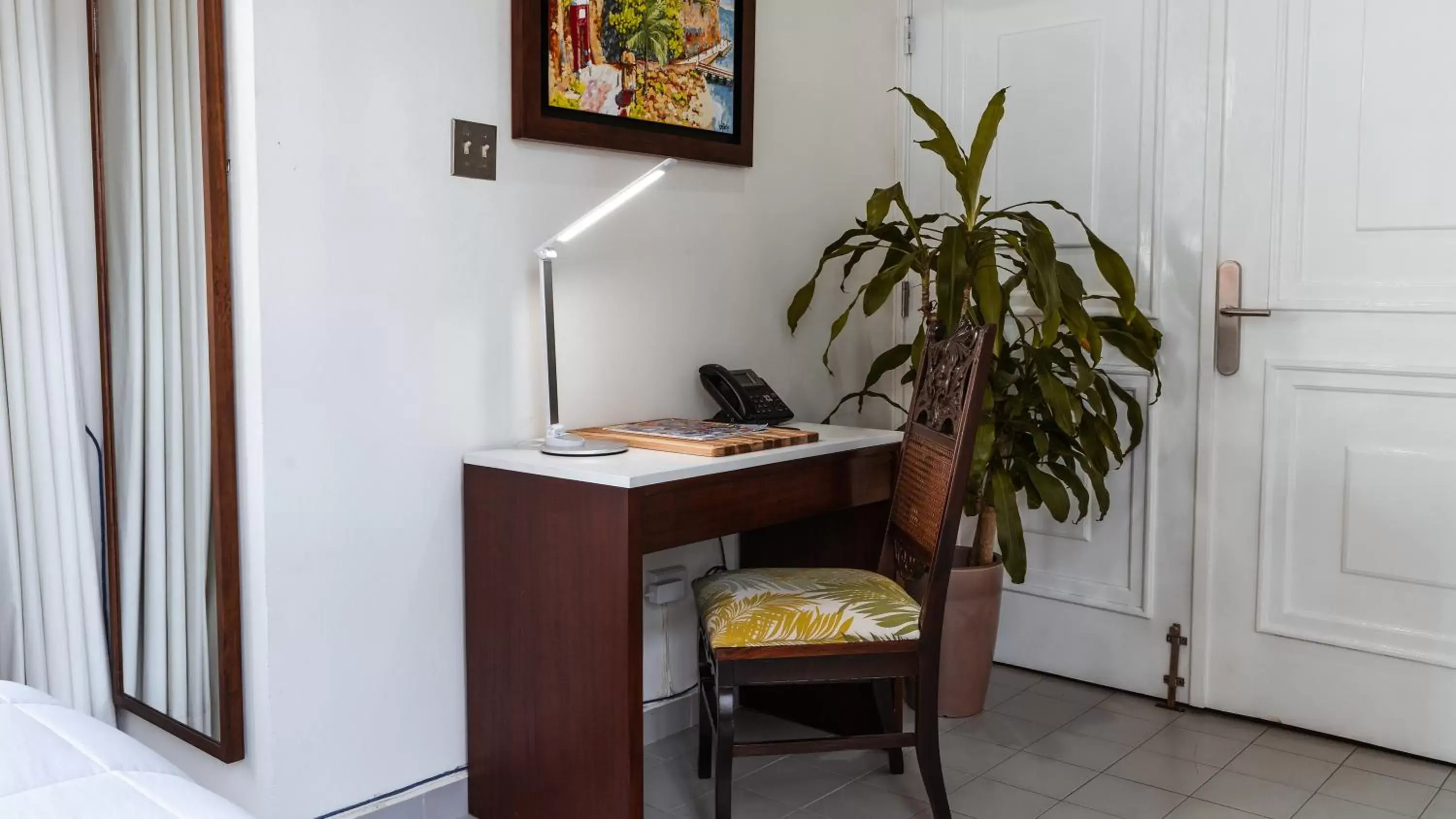 Seating area, TV/Entertainment Center in Casa Wilson Inn