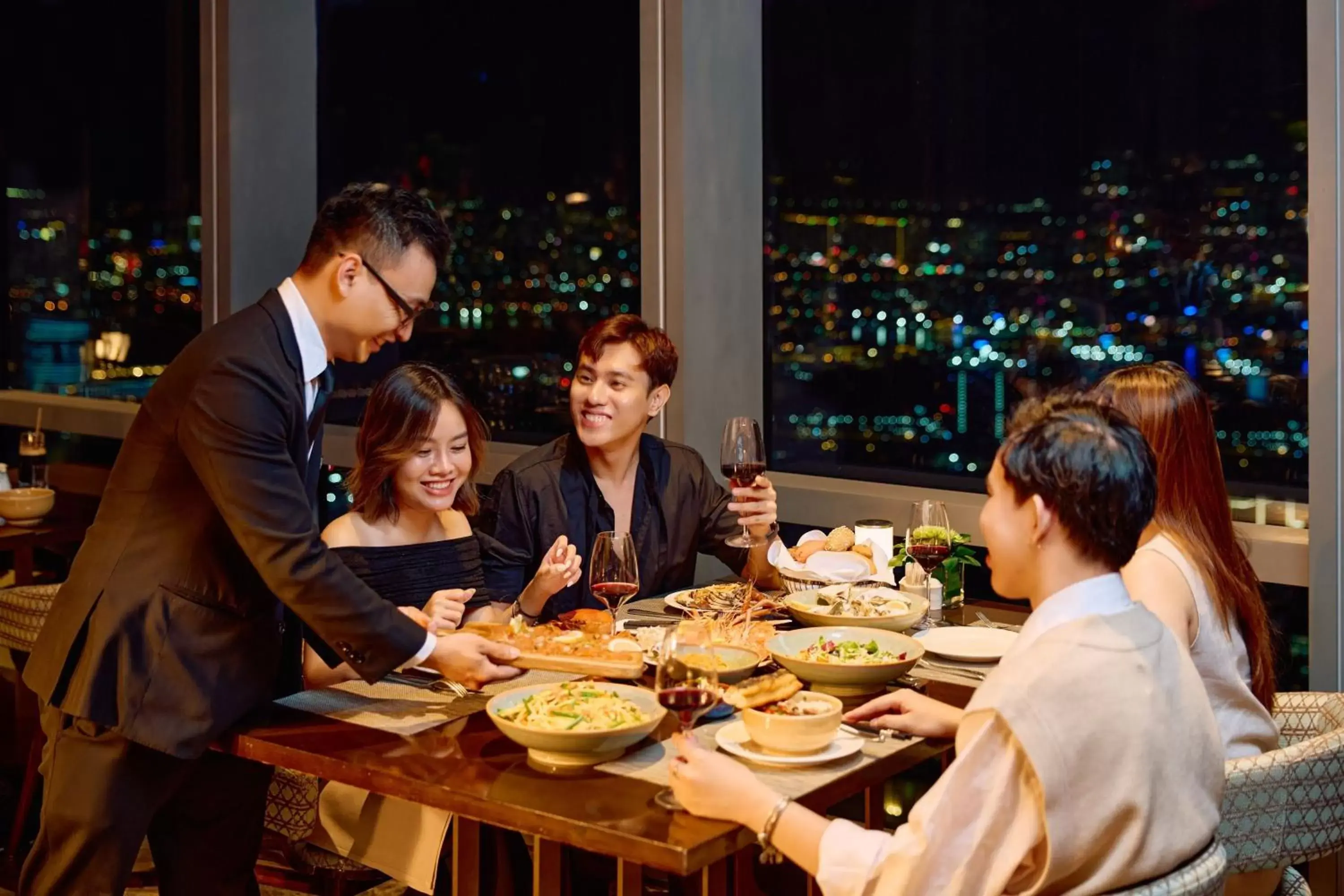Restaurant/places to eat in Vinpearl Landmark 81, Autograph Collection