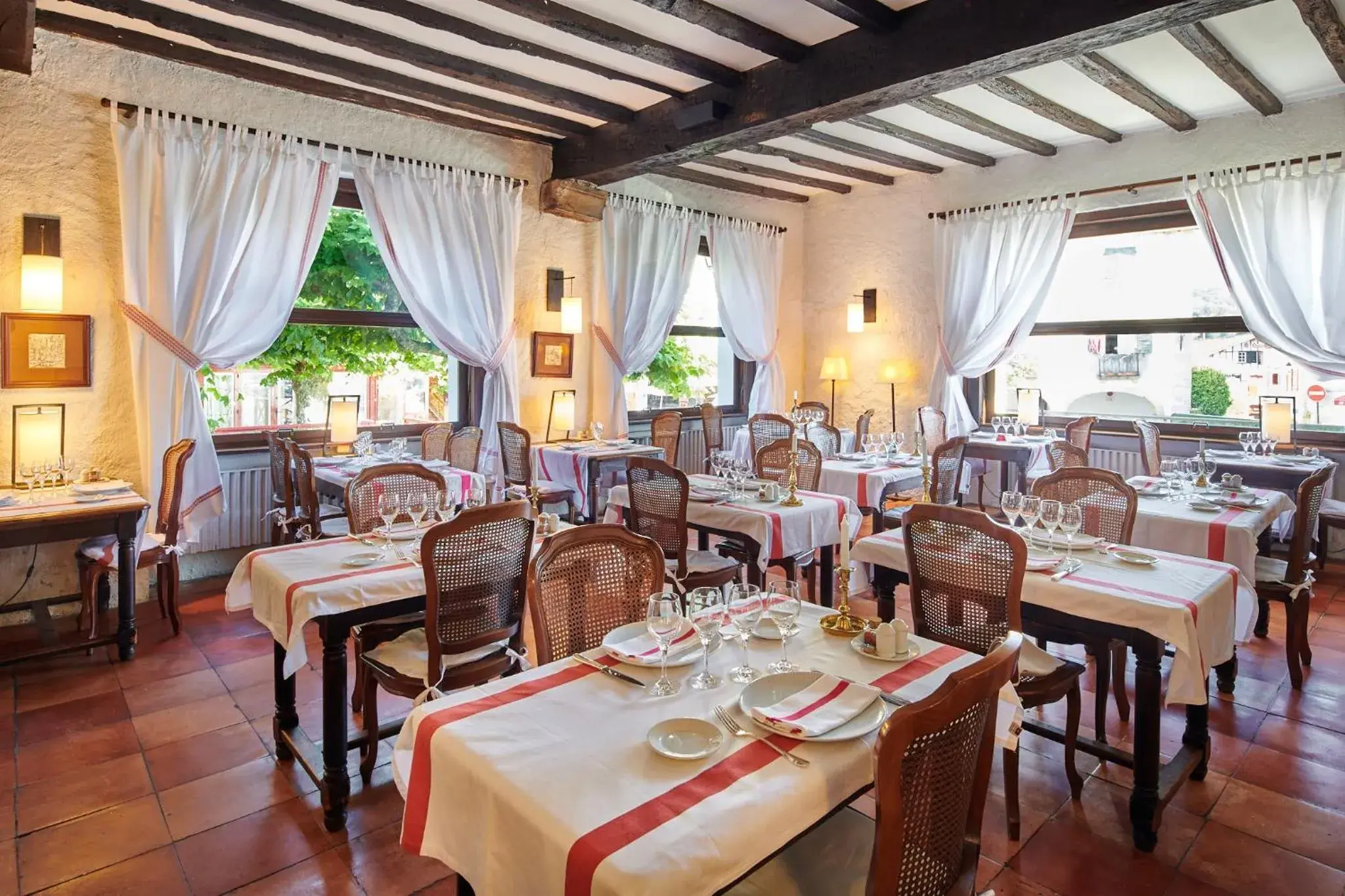 Restaurant/Places to Eat in Arraya - Les Collectionneurs
