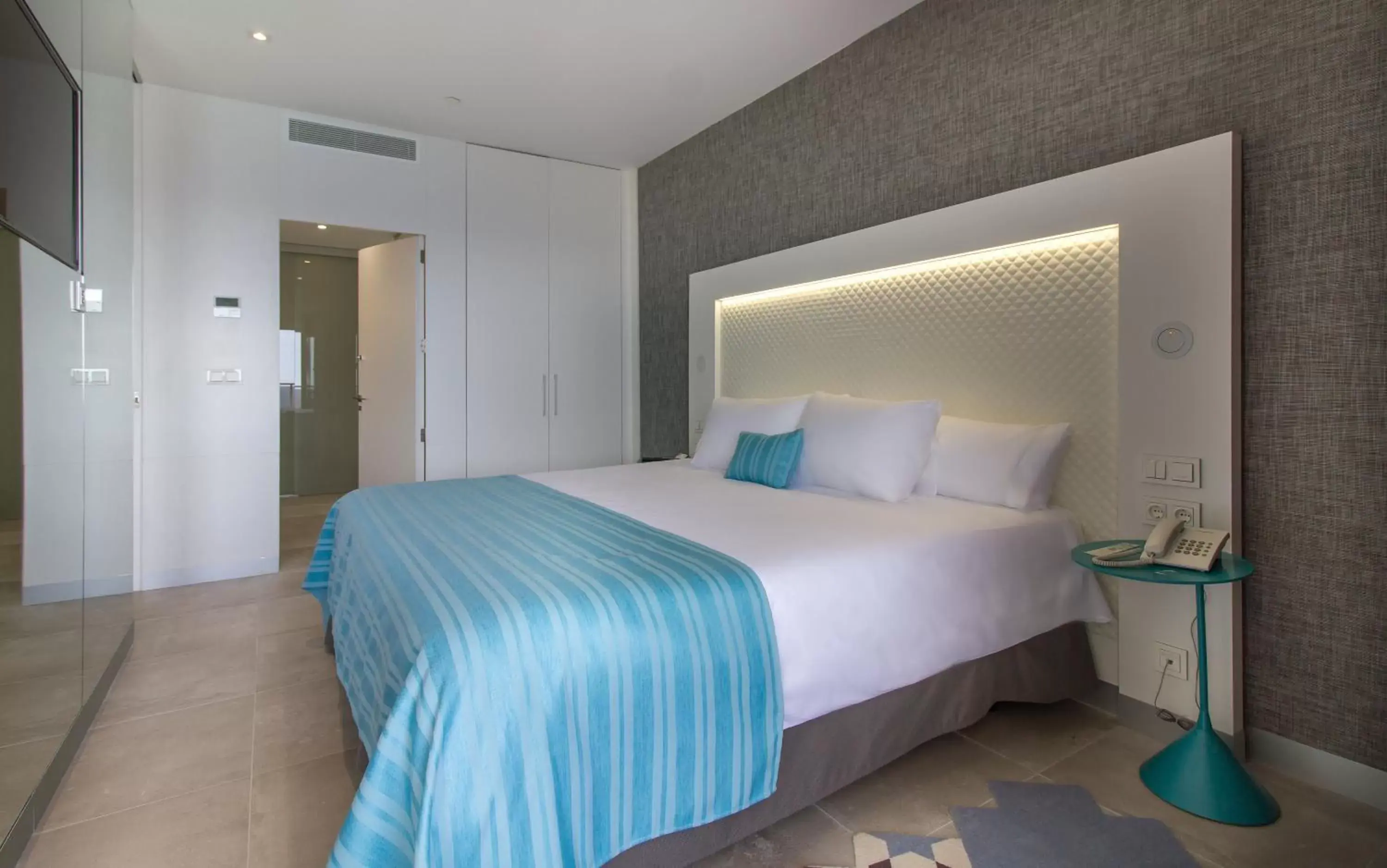 Photo of the whole room, Bed in Suitopía - Sol y Mar Suites Hotel
