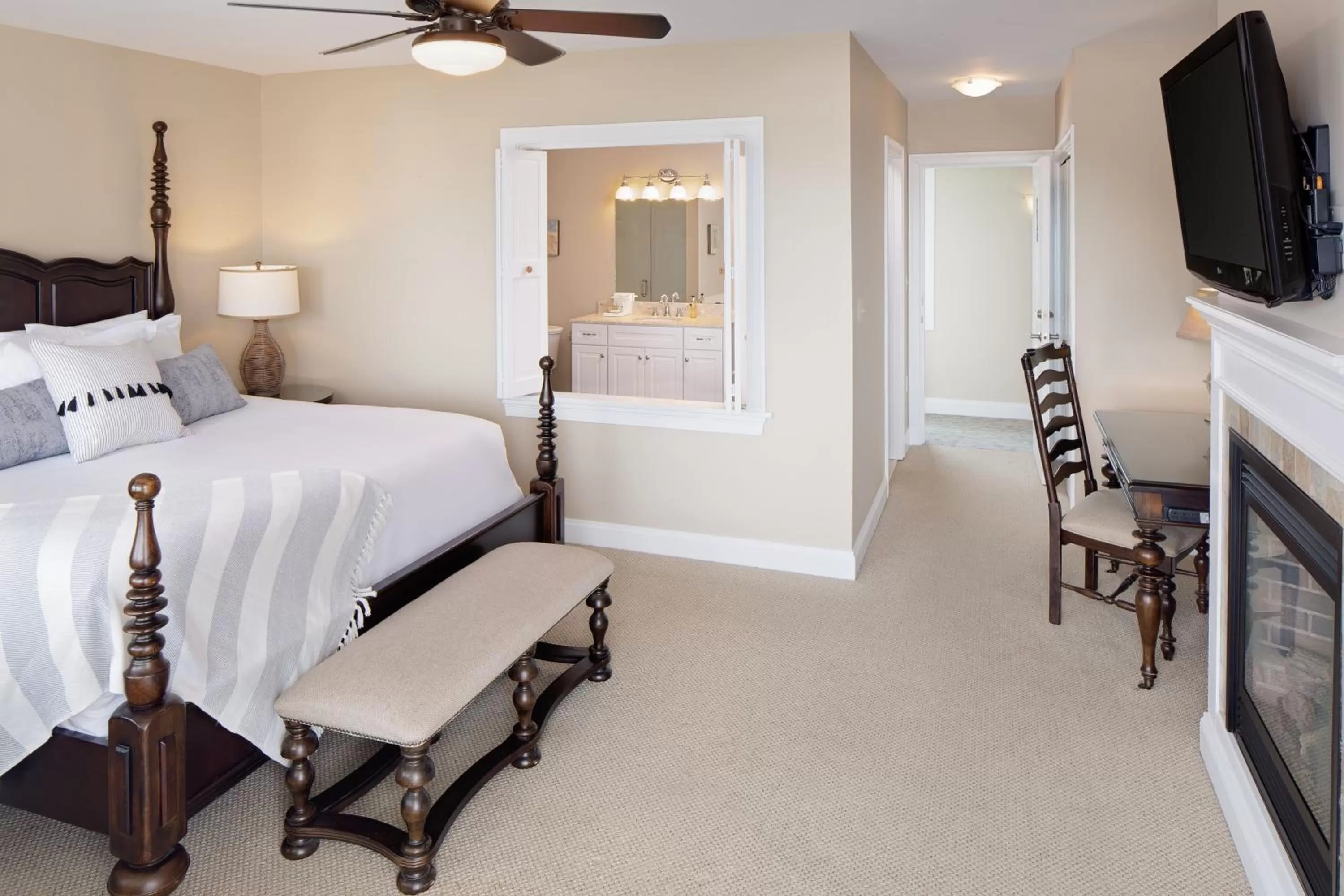 Bed in Inn at Harbor Hill Marina