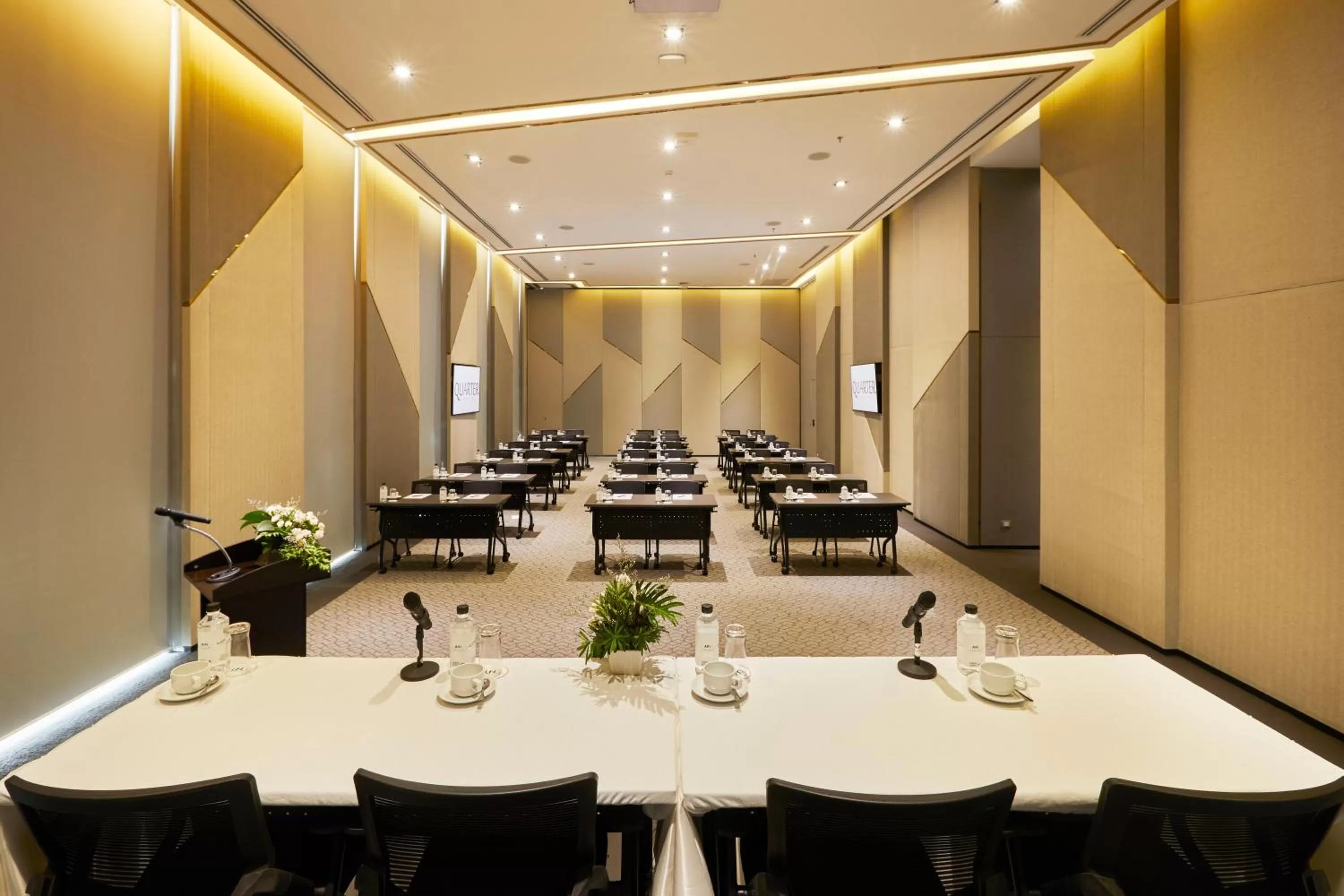 Business facilities in The Quarter Ari by UHG